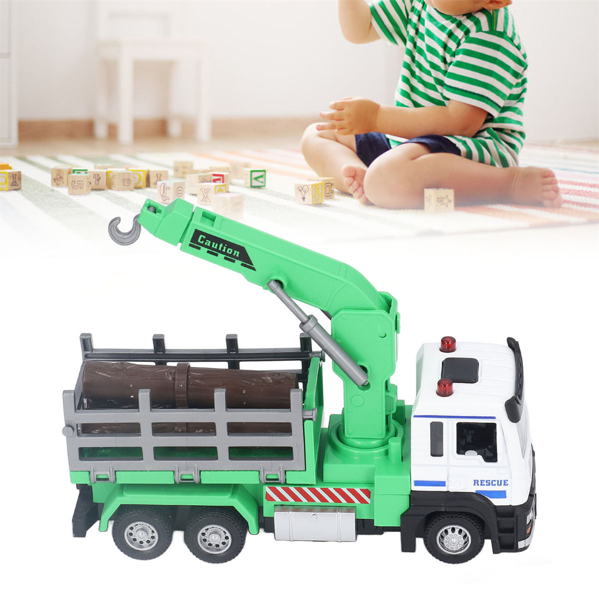 Ein grüner Spielzeug-Lkw mit Kran. Ein Kind spielt im Hintergrund mit Holzblöcken.