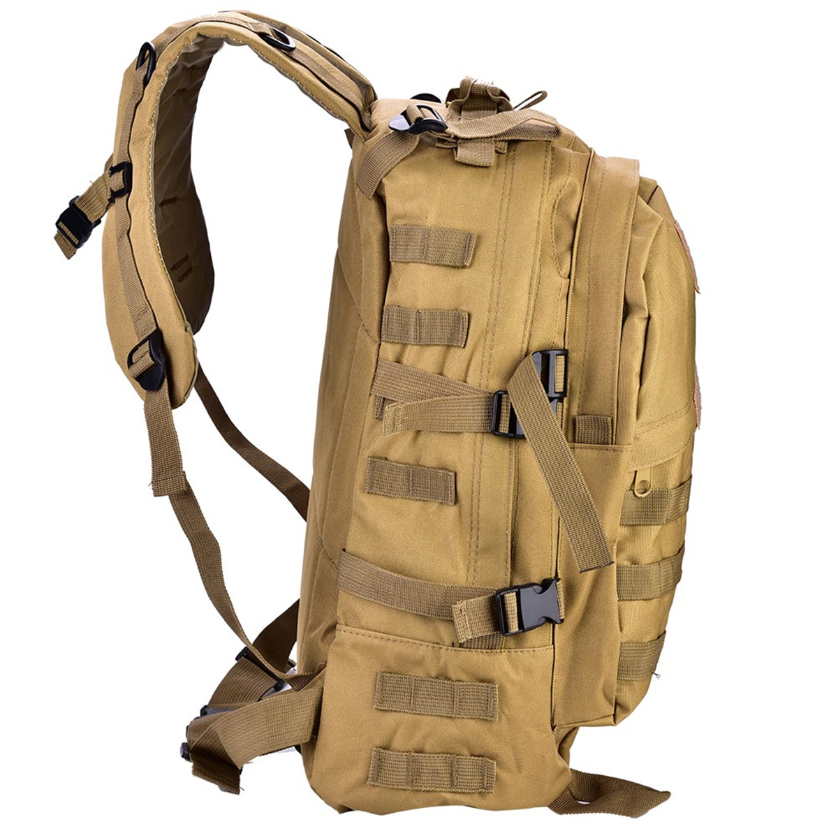 Tanfarbener Rucksack mit mehreren Riemen und Taschen auf weißem Hintergrund.