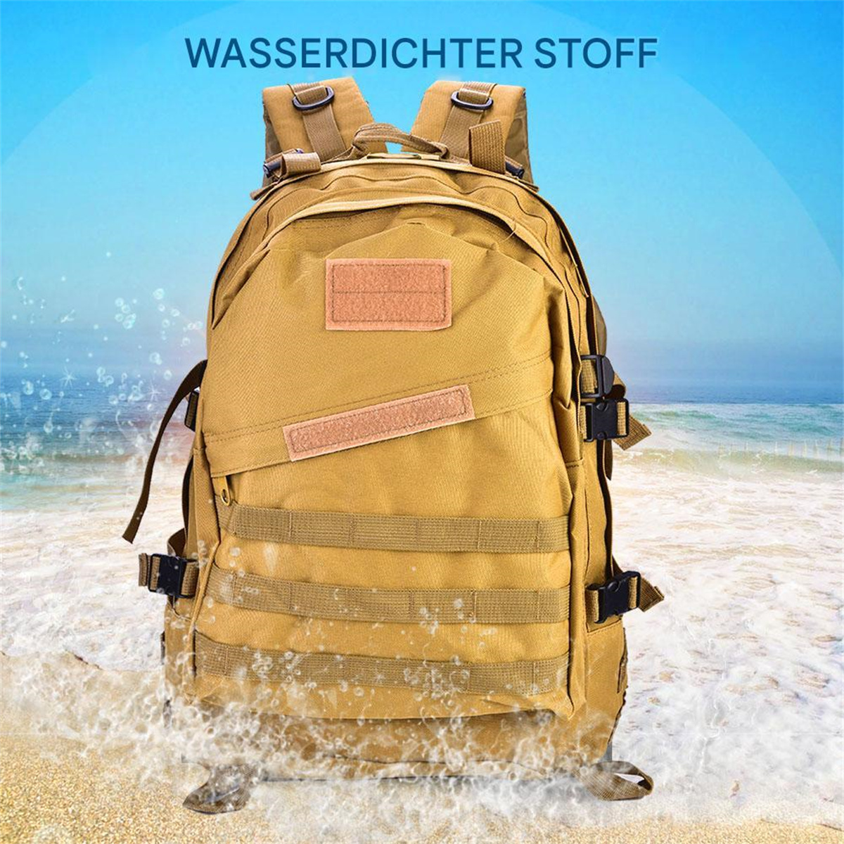 Ein beigefarbener Rucksack am Strand, mit Wasser drumherum. Er hat Riemen und Taschen.