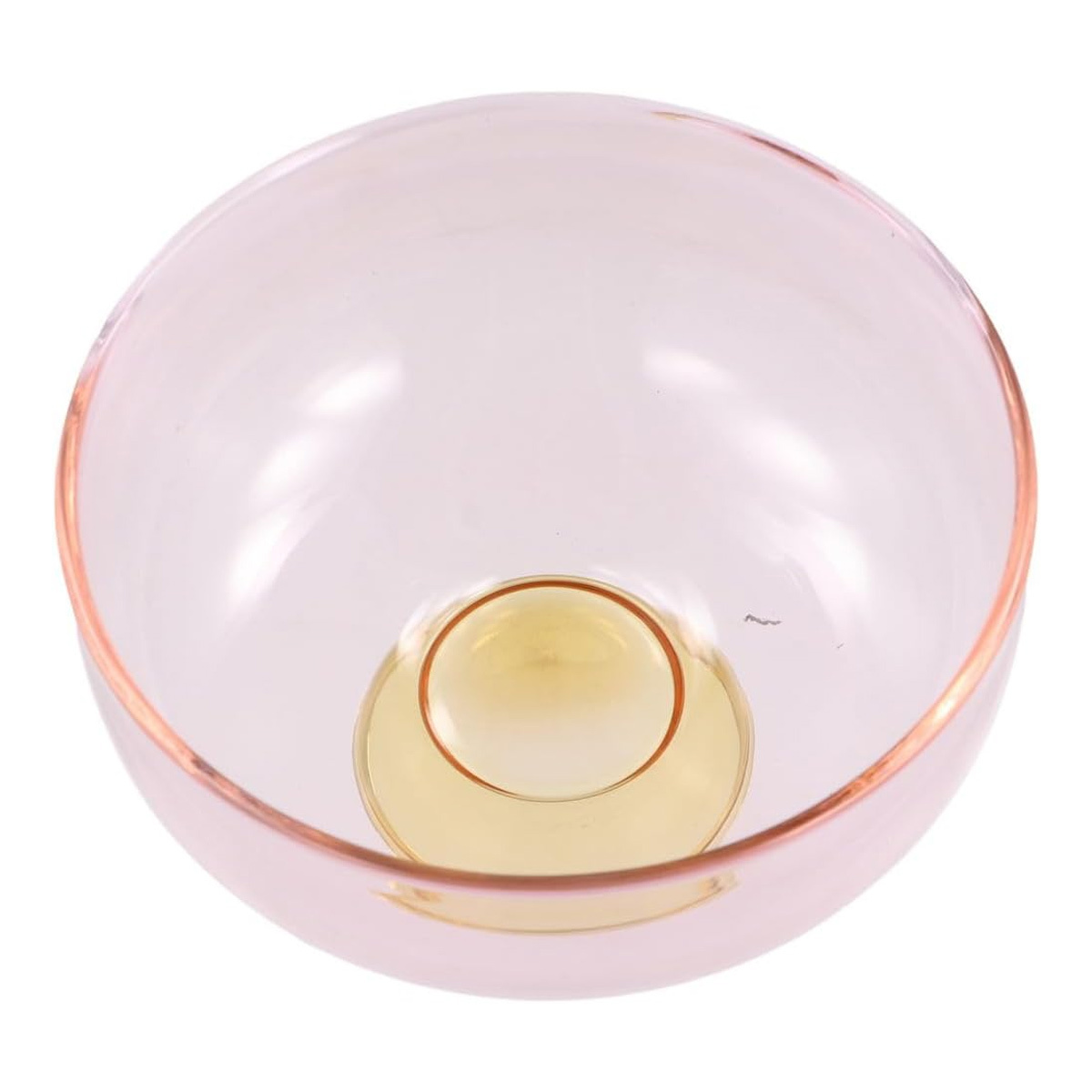 Eine rosa Glasschale mit einer kleineren gelben Schale darin. Weißer Hintergrund, Lichtreflexe.