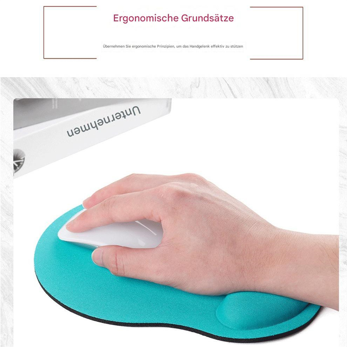 Hand mit Maus auf türkisfarbenem ergonomischen Mauspapier mit Handgelenkstütze.