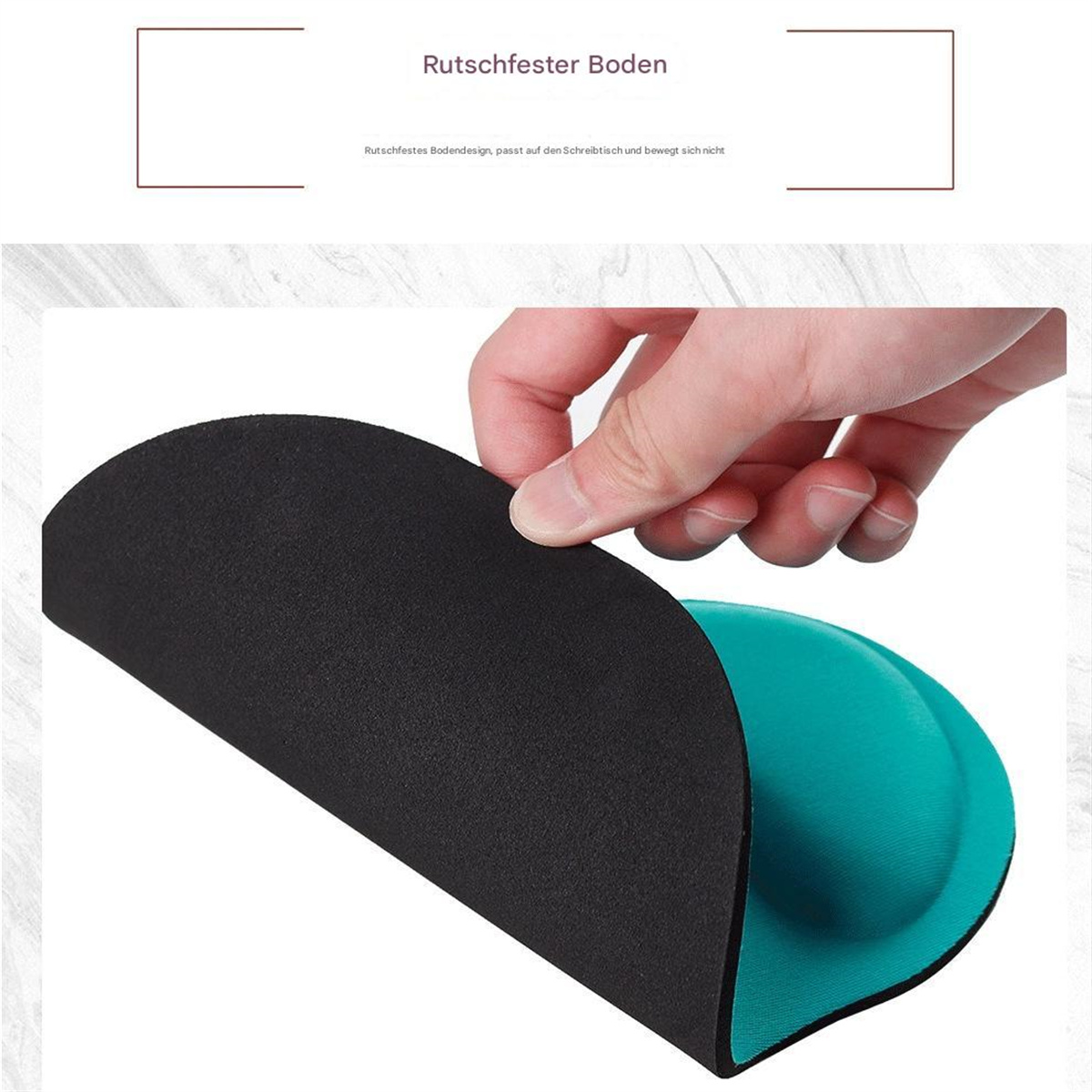 Hand hält ein schwarz-türkisfarbenes Mousepad, zeigt den rutschfesten Boden.