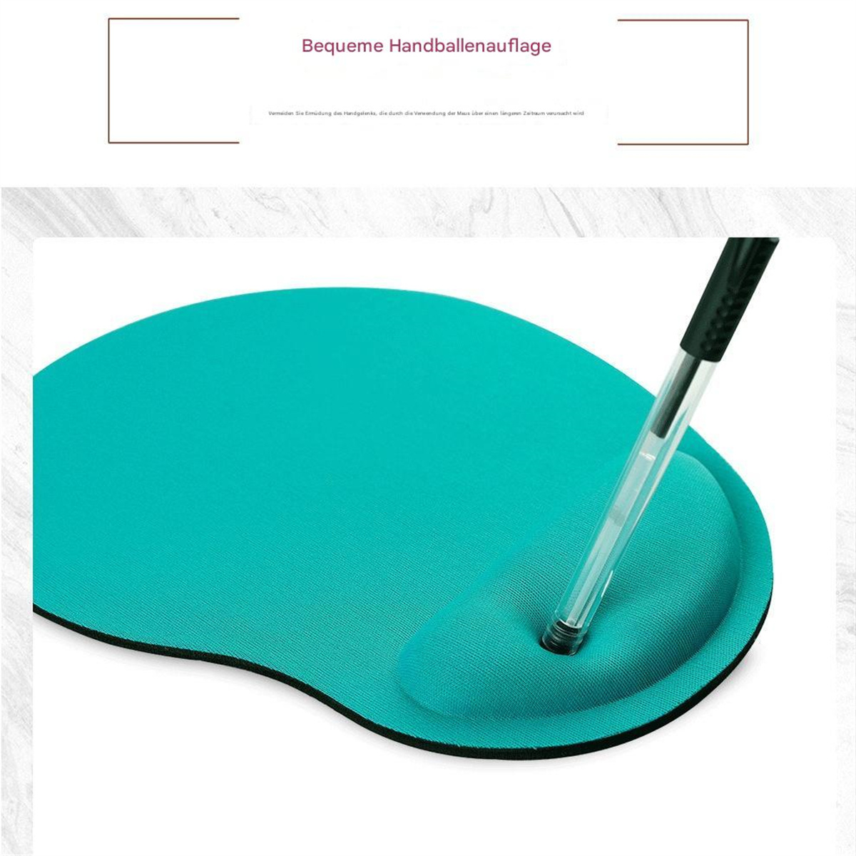 Türkisfarbenes Mousepad mit Stift. Weißer Hintergrund, Nahaufnahme.