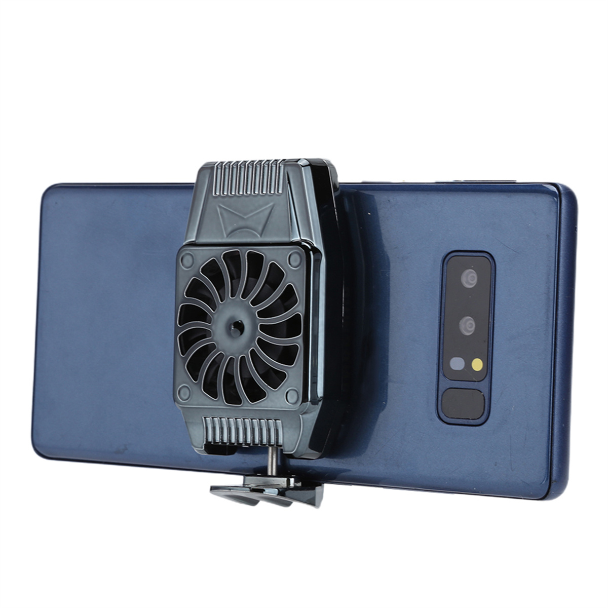Ein Smartphone mit einem Kühlventilator auf der Rückseite.