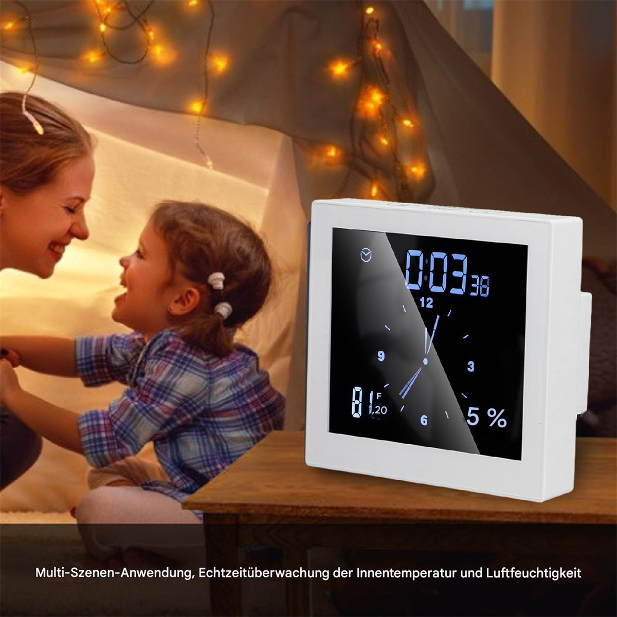 Digitaluhr auf einem Tisch zeigt Zeit und Temperatur an. Eine Frau und ein Kind lächeln, Lichter im Hintergrund.