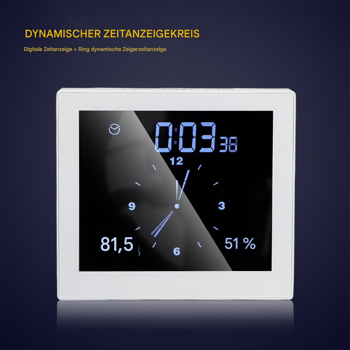Eine weiße Digitaluhr, die Zeit, Datum und ein Batteriesymbol anzeigt.