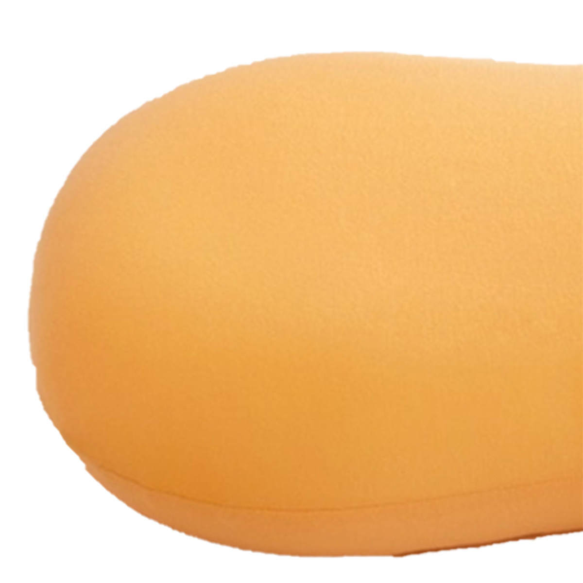 Nahaufnahme eines orangefarbenen, abgerundeten Objekts, möglicherweise ein Kissen, vor weißem Hintergrund.