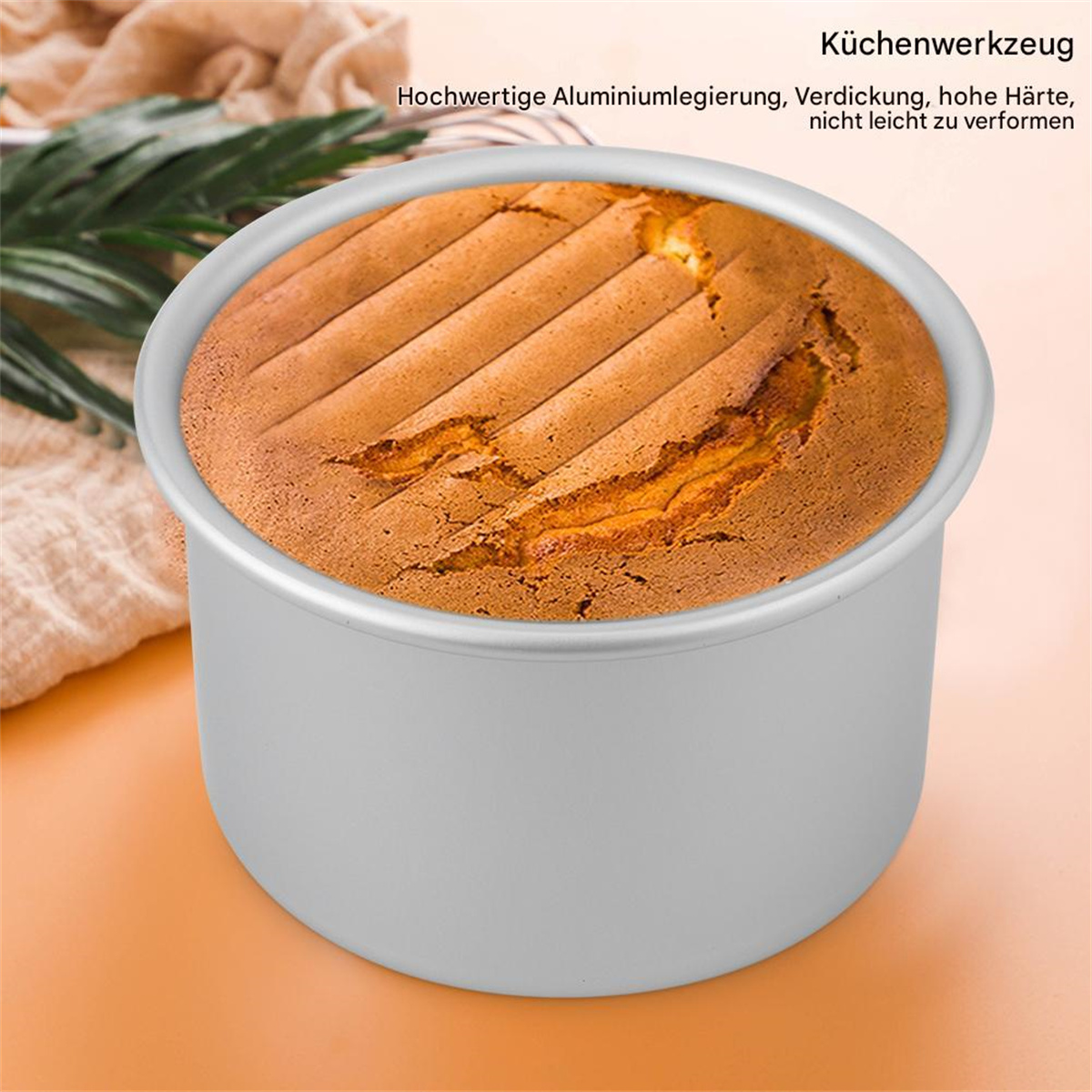 Kuchen in einer silbernen Backform. Der Kuchen ist goldbraun.