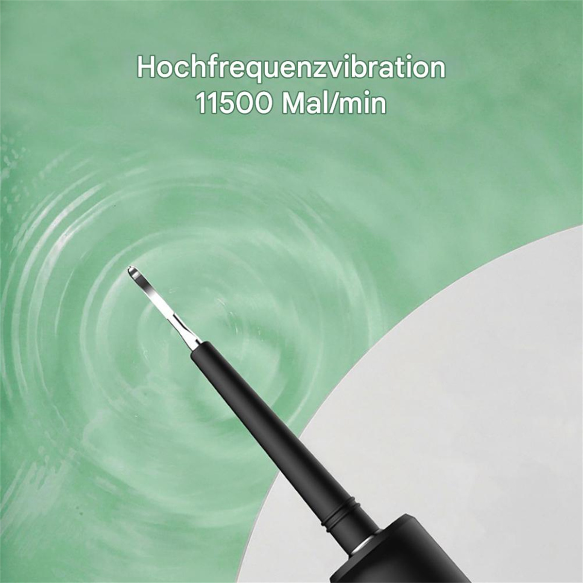 Ein schwarzer Ohrreiniger mit einer dünnen Metallspitze im Wasser. Text: Hochfrequente Vibration.