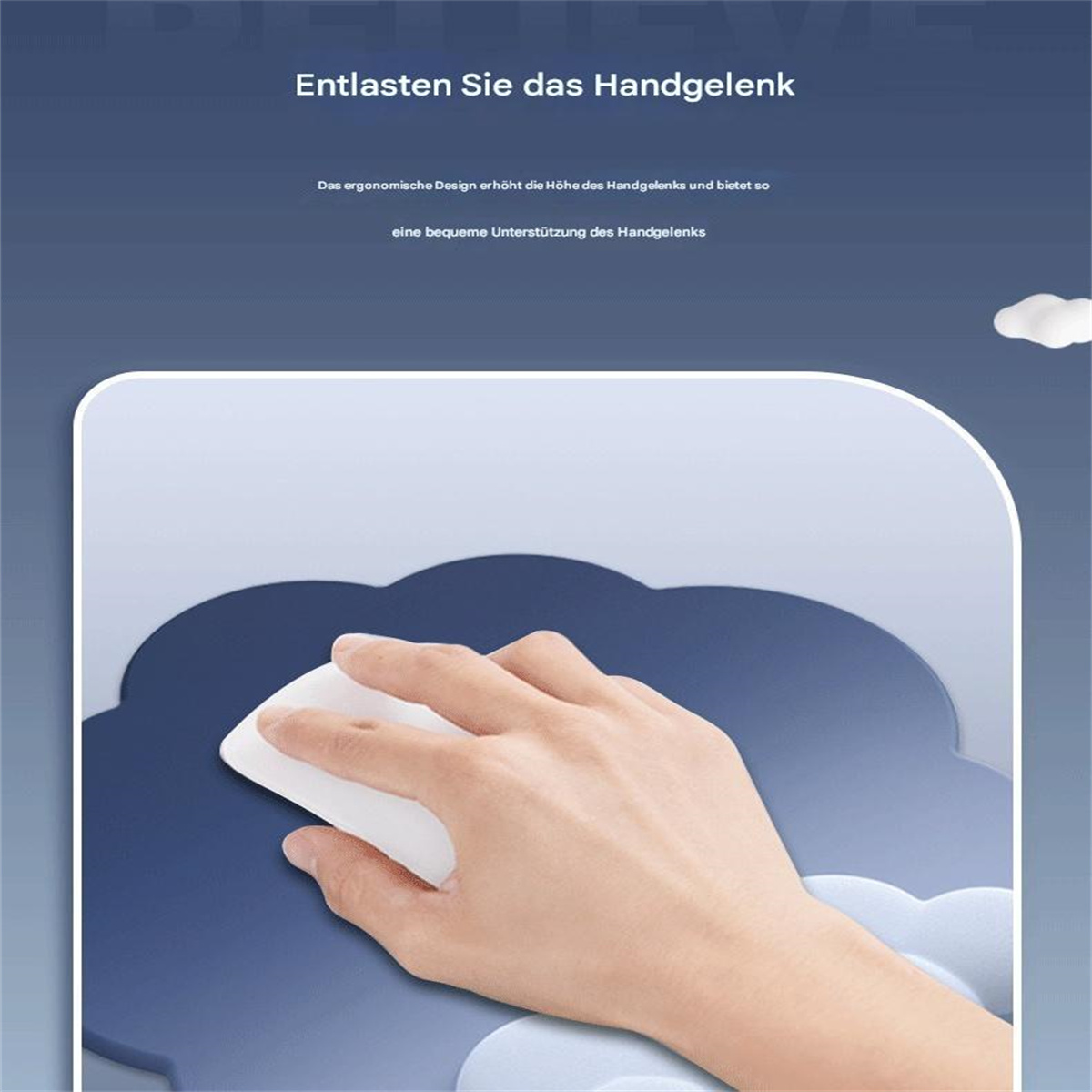 Die Hand einer Person liegt auf einem blauen Mauspad mit wolkenartigem Design, einer weißen Matte.