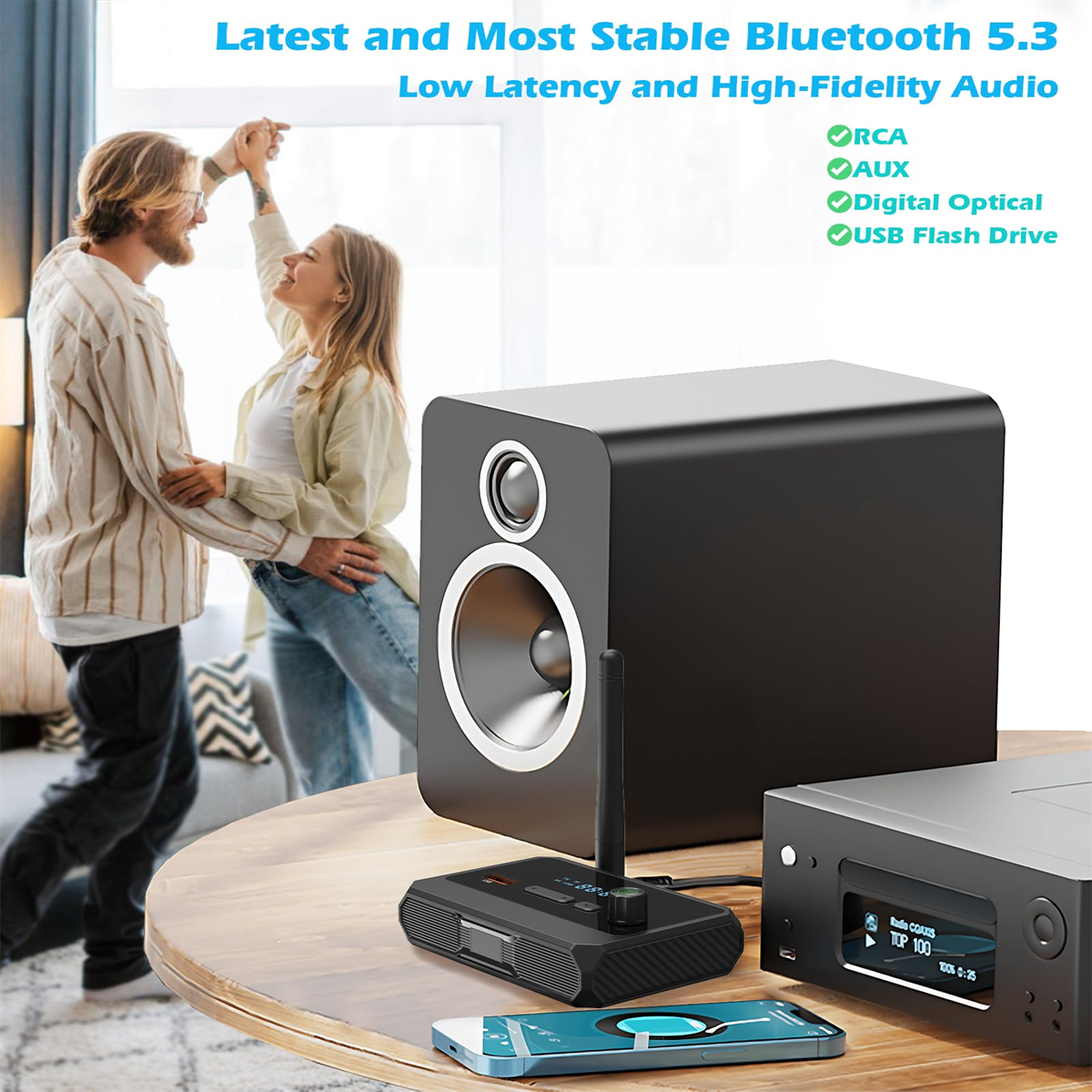 Ein Paar tanzt in der Nähe eines Lautsprechers. Text: Bluetooth 5.3, RCA, AUX, Digital Optical, USB Flash Drive.