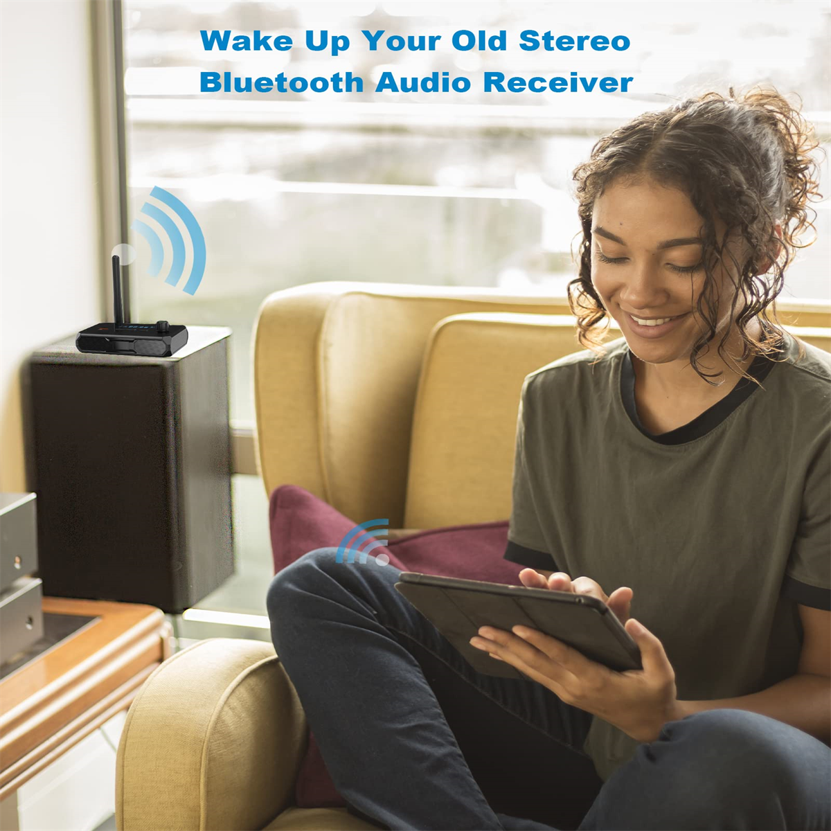 Eine Frau mit Tablet sitzt neben einem Lautsprecher und Bluetooth-Empfänger. Text: "Wake Up Your Old Stereo".