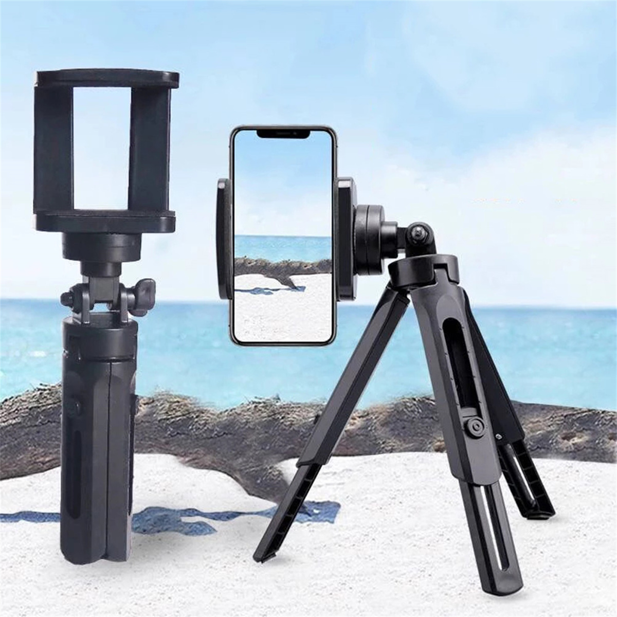 Schwarzes Stativ mit Telefon, Strandhintergrund, Telefonbildschirm zeigt Meer und Himmel.