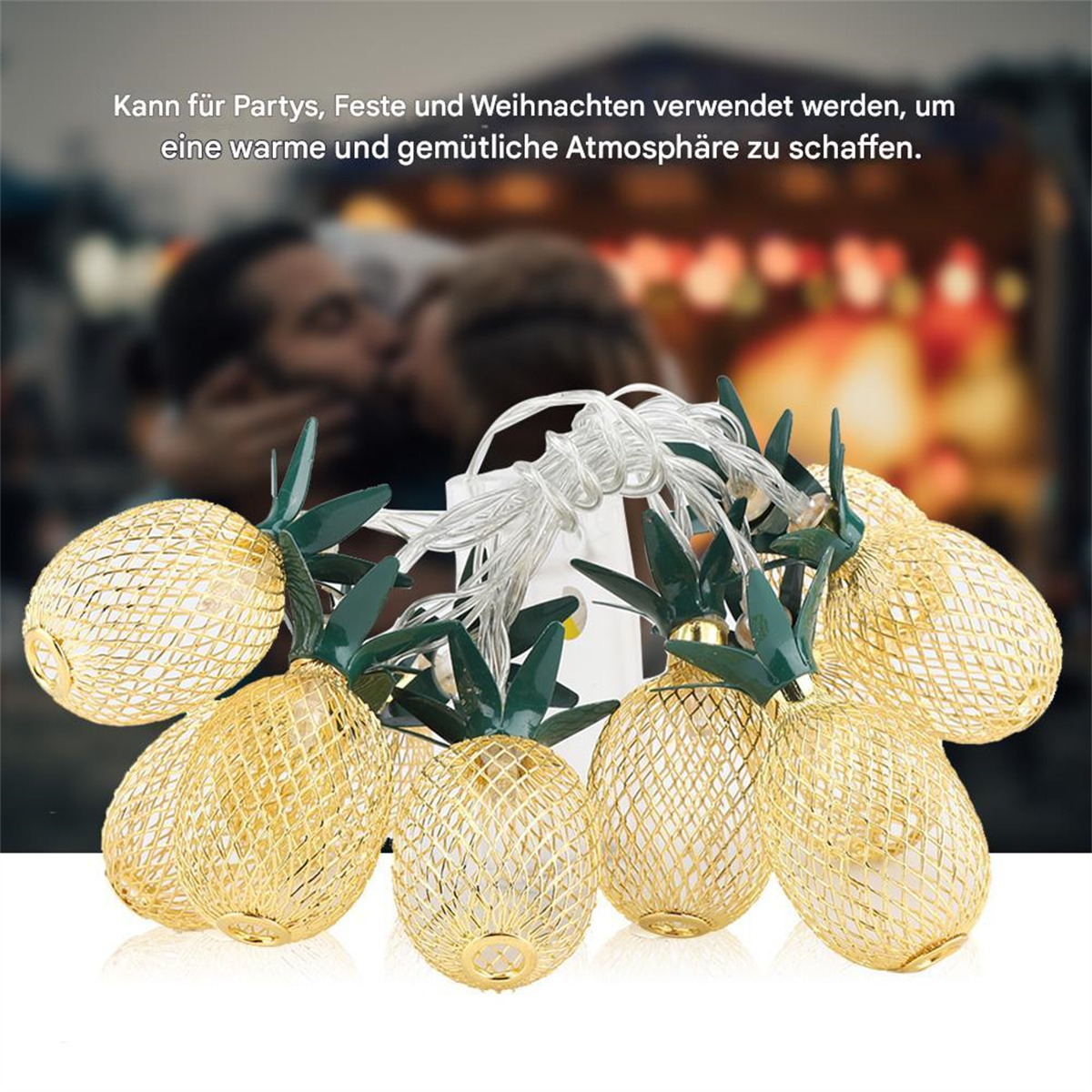 Goldene Ananas-Lichter mit grünen Blättern, angeordnet auf einer weißen Oberfläche mit verschwommenem Hintergrund.