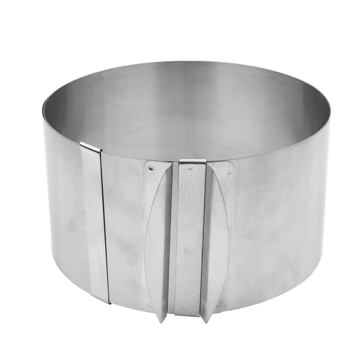 Ein Metall-Kuchenring, silberfarben, kreisförmig, oben offen.