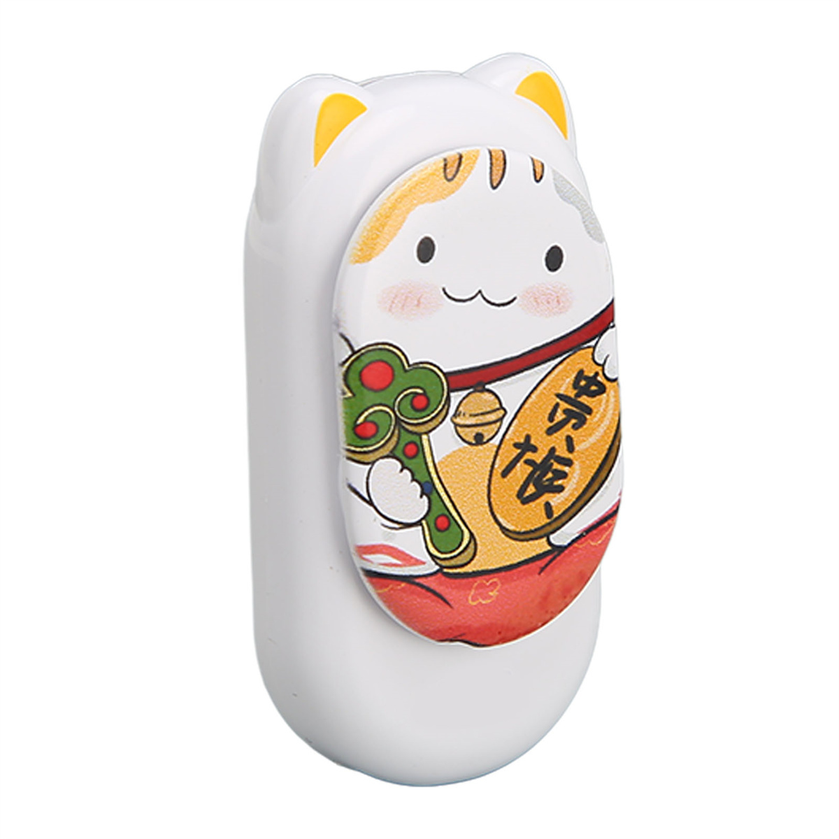 Weißes, katzenförmiges Ornament im Maneki-Neko-Stil mit einem lächelnden Gesicht und einem Glücksbringer.