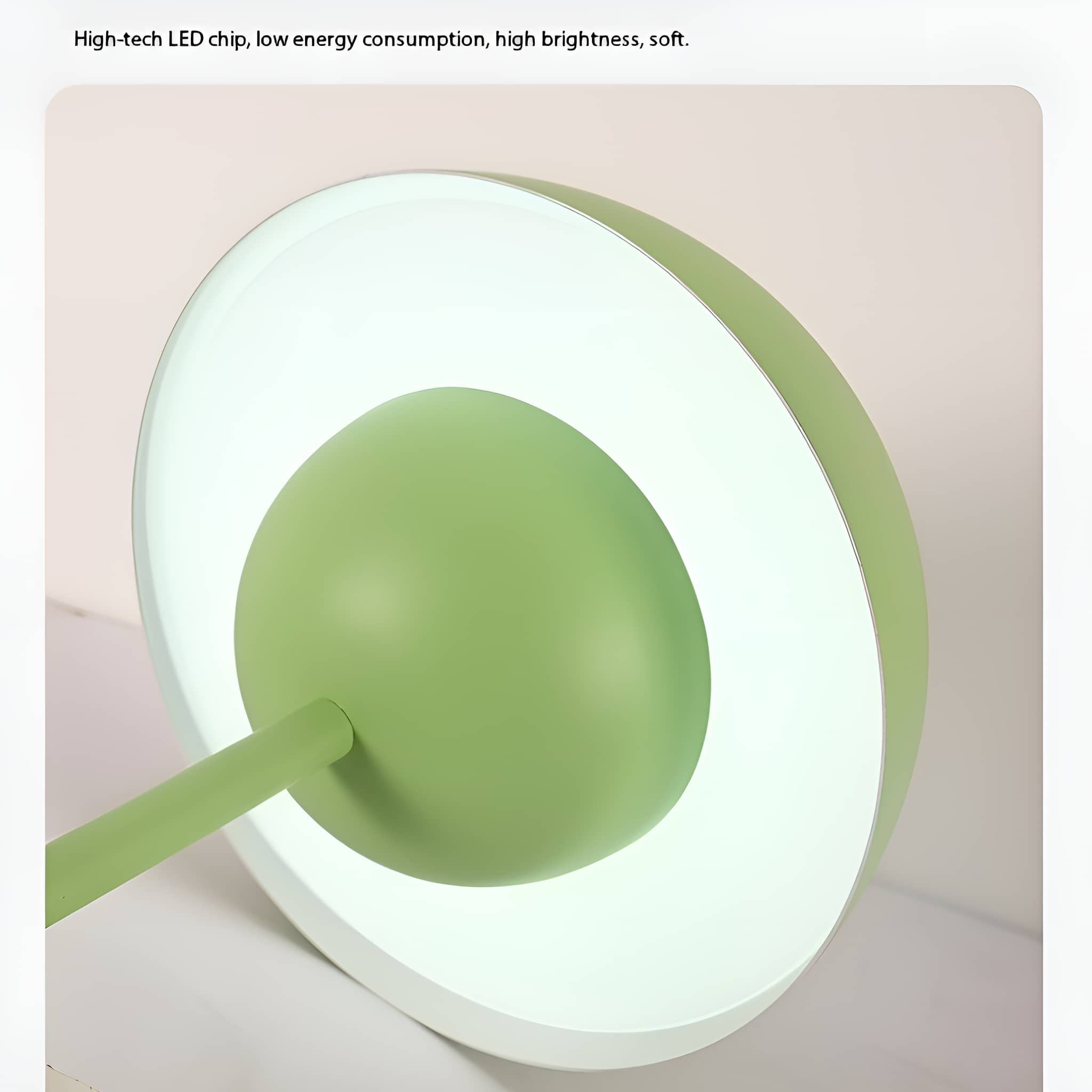 Eine grüne, avocado-förmige Lampe. Sie hat ein helles weißes Licht im Inneren und einen grünen Stiel.