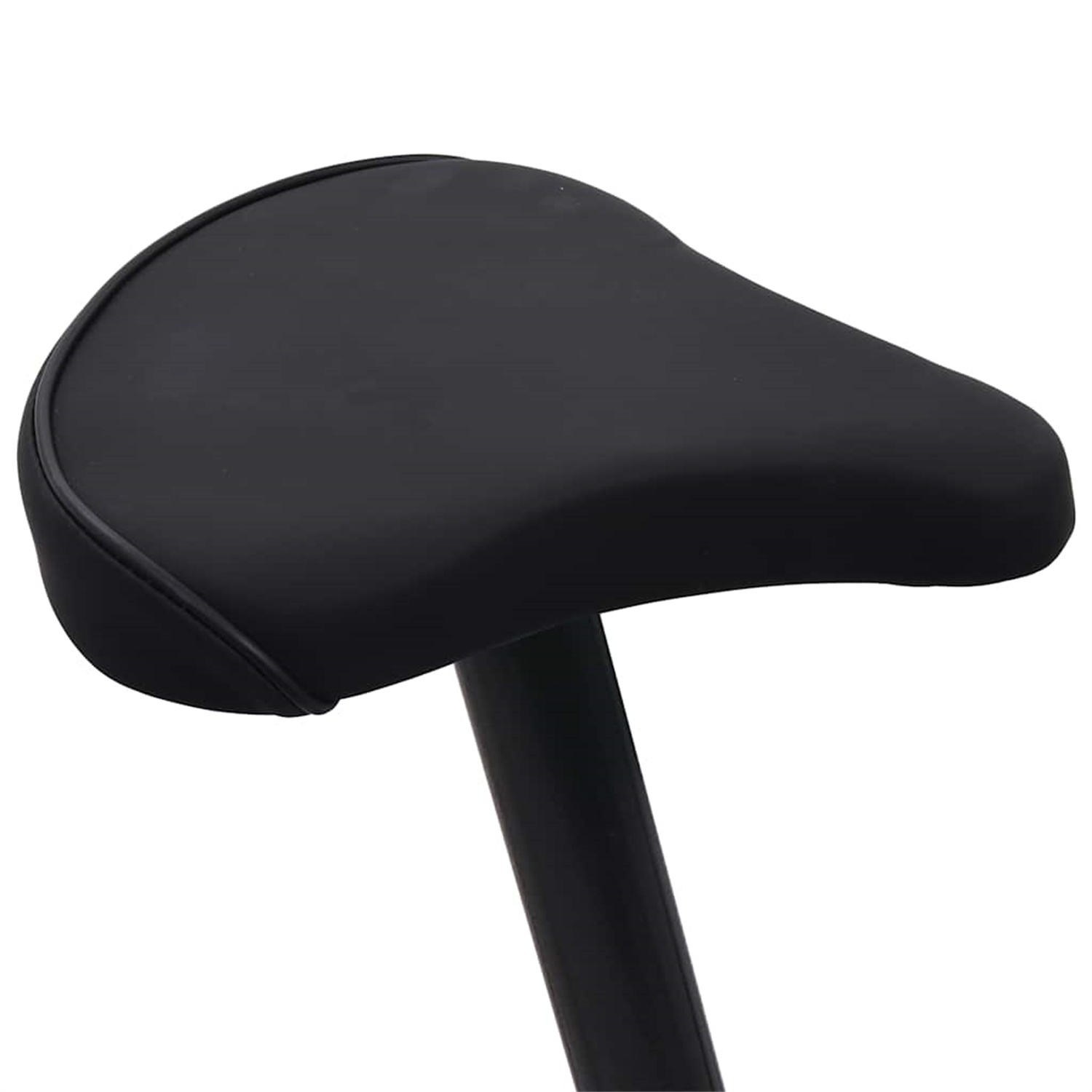 Schwarzer Fahrradsattel. Der Sattel befindet sich über einer schwarzen Stange. Weißer Hintergrund.