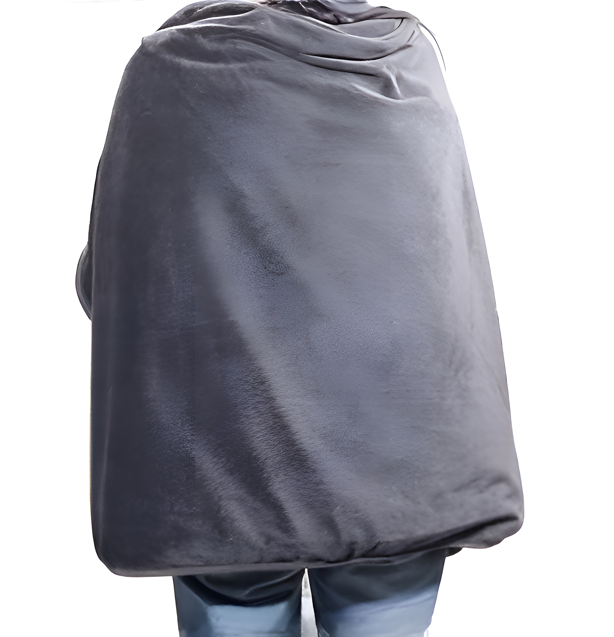 Eine Person, eingehüllt in eine dunkelgraue Decke, von hinten gesehen, vor weißem Hintergrund.