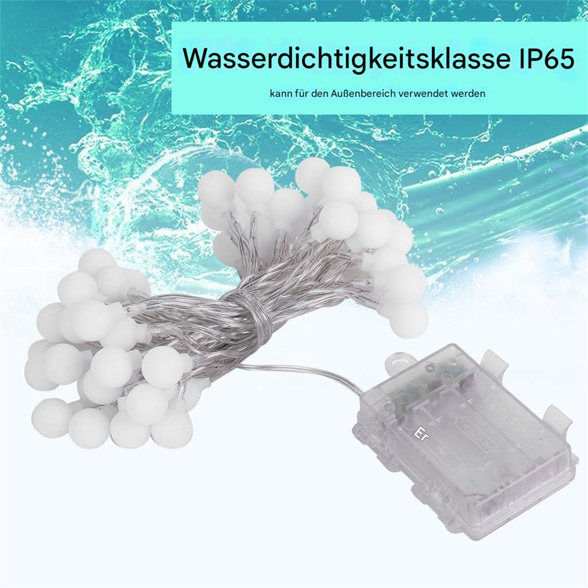 Eine Lichterkette mit weißen Kugeln. Ein Akkupack ist sichtbar. Blaues Wasser im Hintergrund.