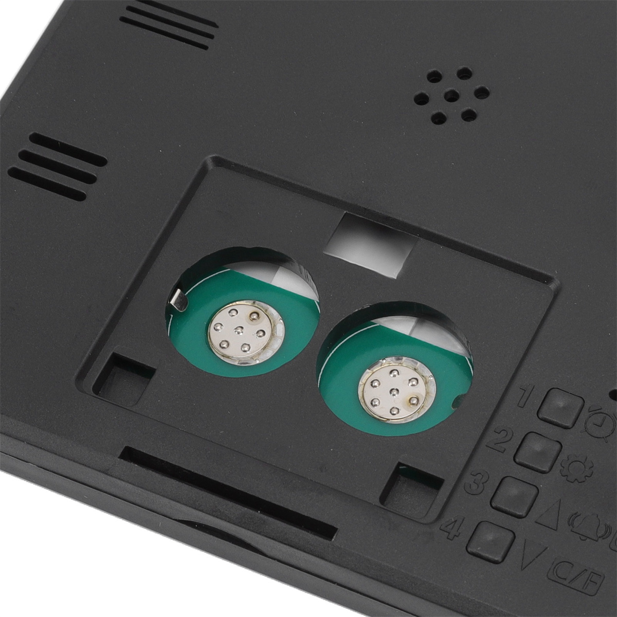 Elektronisches Gerät, schwarz, mit zwei grünen kreisförmigen Lichtern und Knöpfen, mit Zahlen und Symbolen.