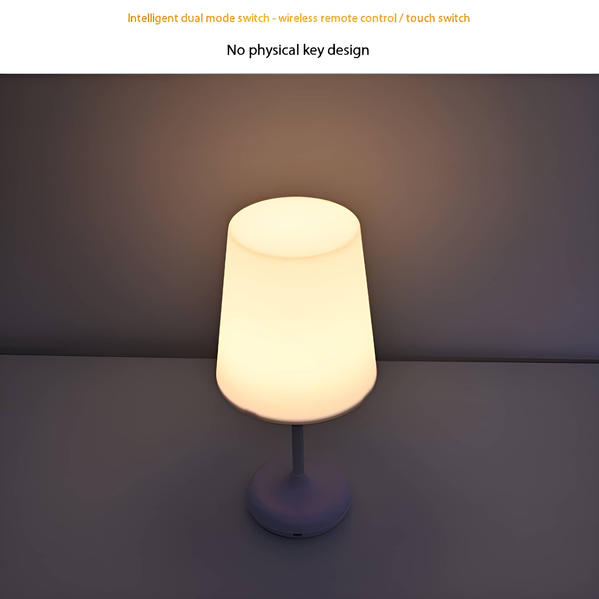 Eine kleine weiße Tischlampe mit zylindrischem Schirm, die auf dunklem Hintergrund warm leuchtet.
