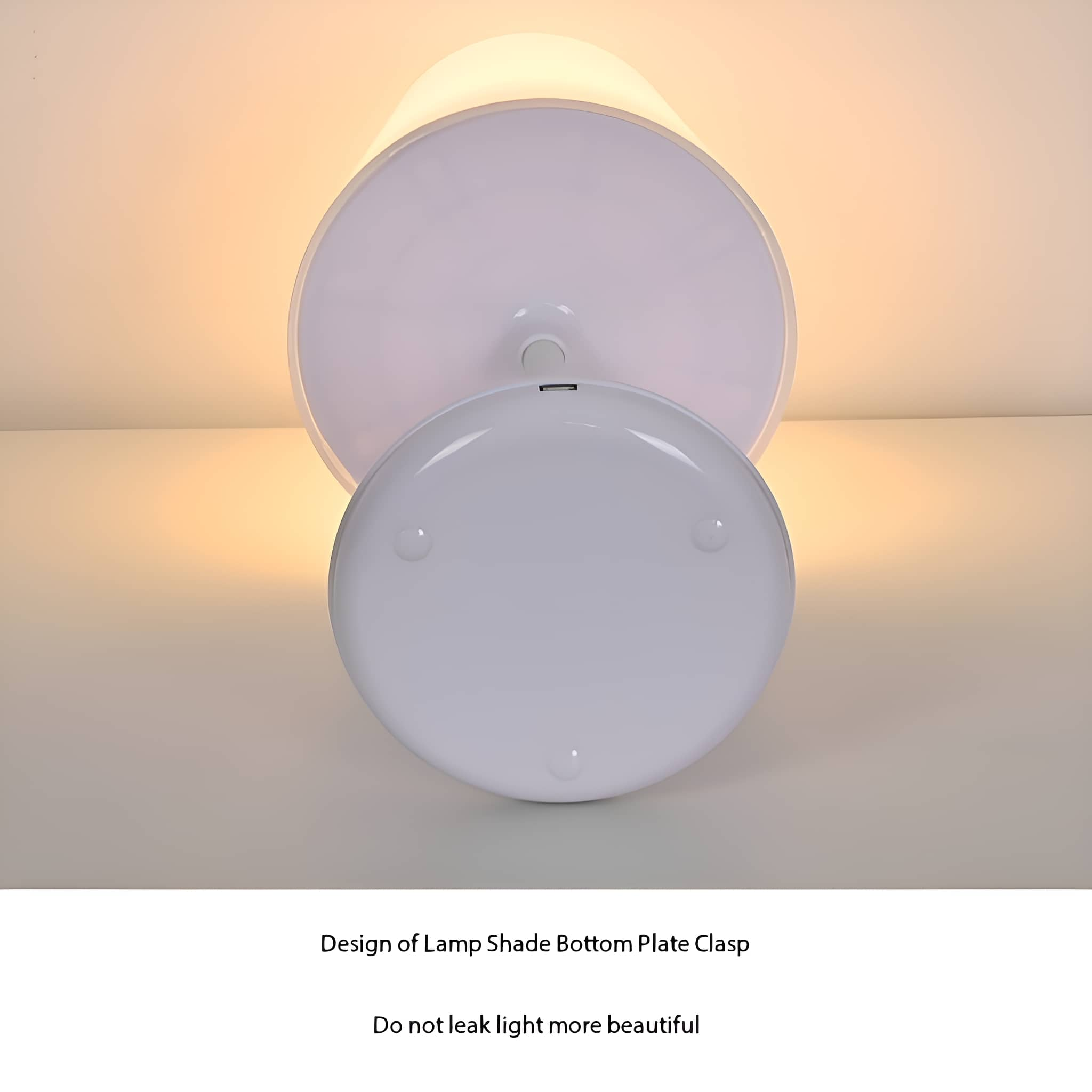 Weiße Lampe auf weißer Oberfläche, mit rundem Sockel und Schirm.