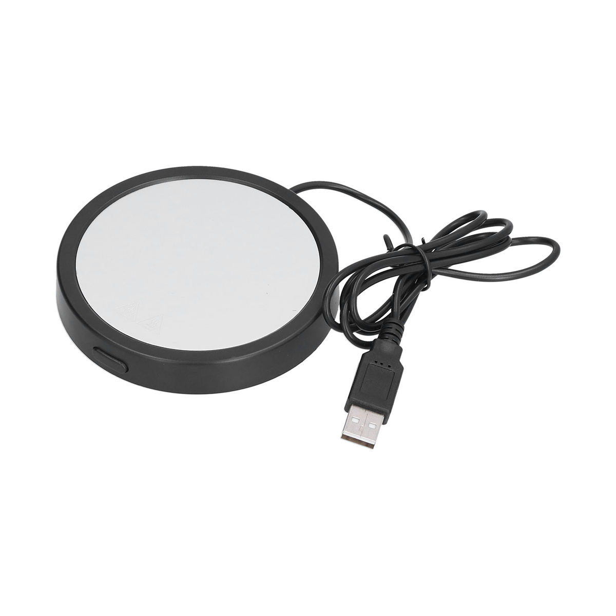 Schwarzer, kreisförmiger USB-Tassenwärmer. Weiße Oberfläche, schwarzer Rand. USB-Kabel angeschlossen.
