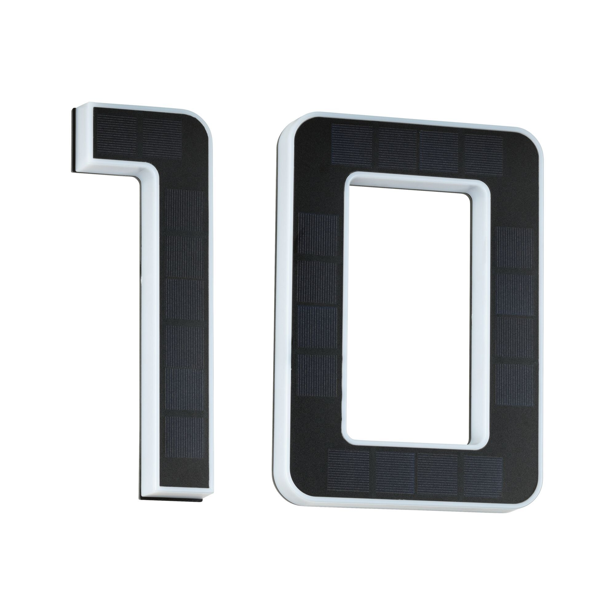 Oświetlony numer domu '10' zasilany energią słoneczną z czarnymi panelami i białymi ramkami. Izolowany na biało.