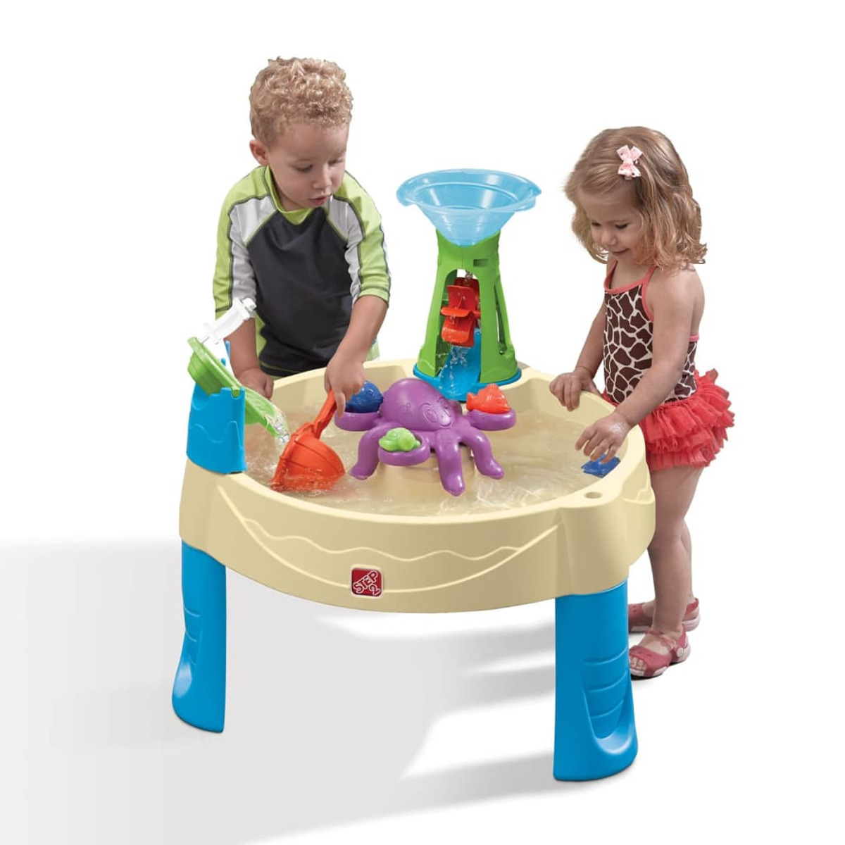 Zwei Kinder spielen mit einem Wassertisch. Er enthält einen Springbrunnen, einen Oktopus und anderes Wasserspielzeug. Weißer Hintergrund.