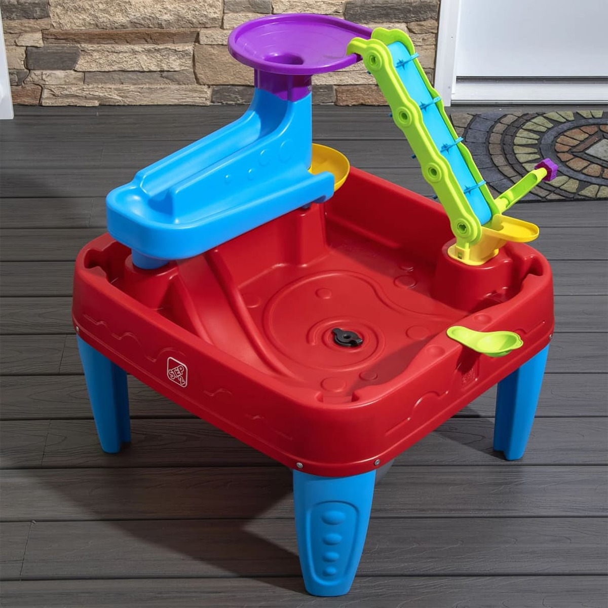 Roter und blauer Wassertisch mit bunten Elementen.