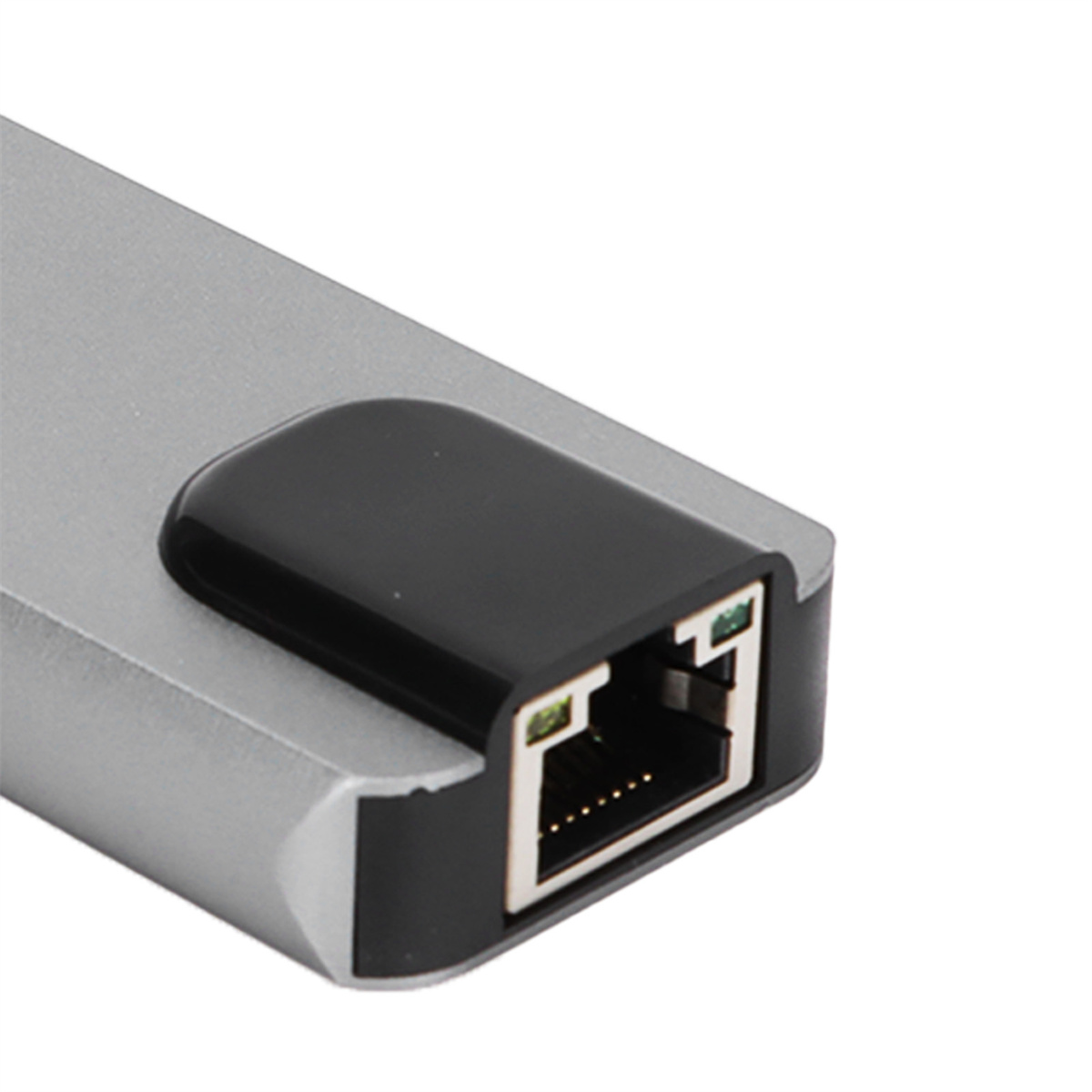 Nahaufnahme eines silbernen Steckers mit schwarzer Abdeckung und Ethernet-Port.