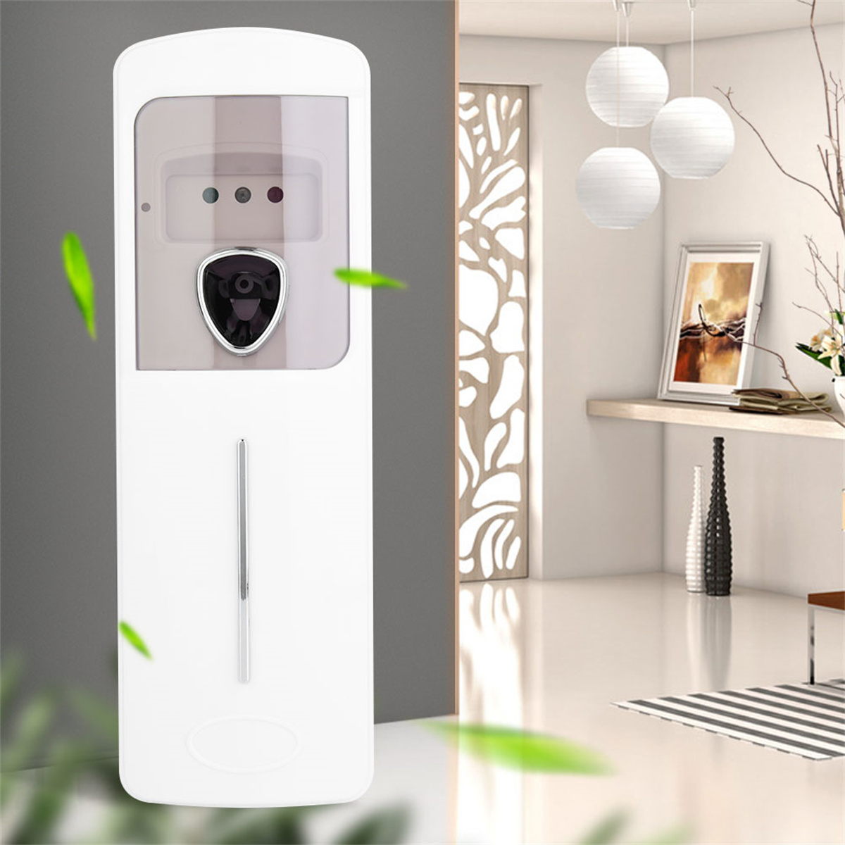 Ein weißer, an der Wand montierter Lufterfrischer mit einem dunklen Sensor. Grüne Blätter und ein heller Hintergrund sind sichtbar.