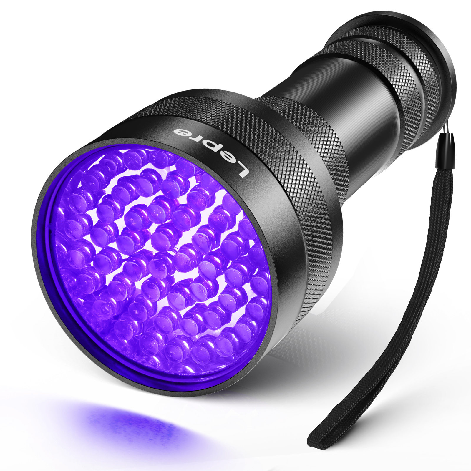 Schwarze UV-Taschenlampe mit violettem Licht, das aus dem Ende austritt.