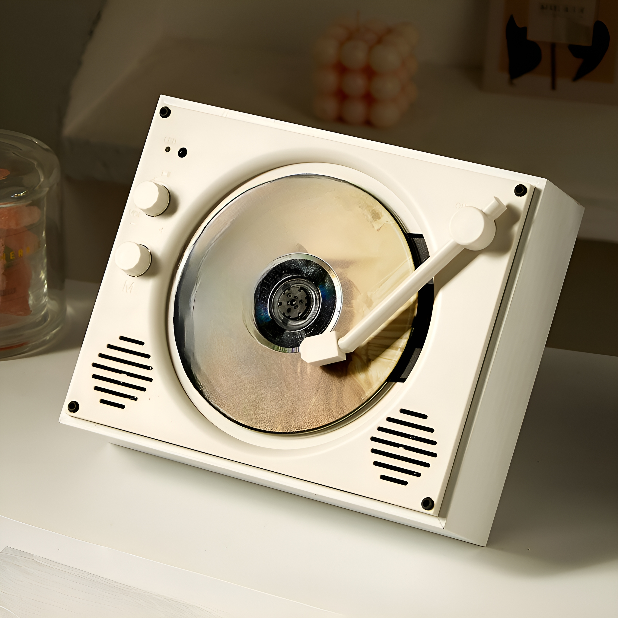 Ein weißer Plattenspieler im Retro-Stil mit einer durchsichtigen Platte.