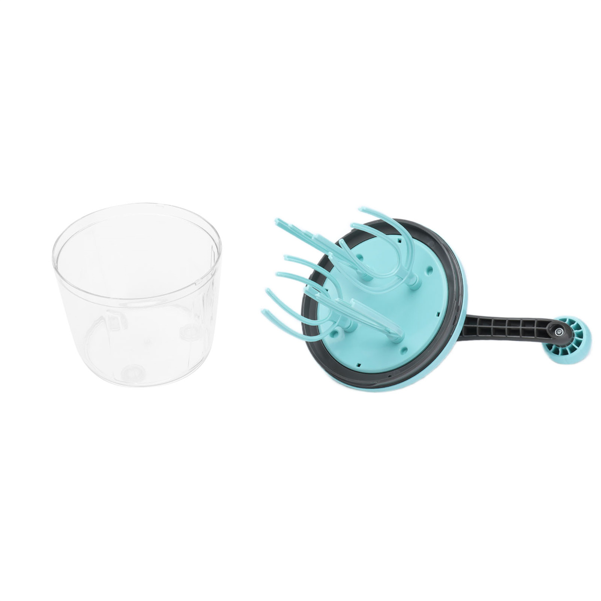 Ein transparenter Behälter mit blauem Werkzeug und einem durchsichtigen Plastikbecher.