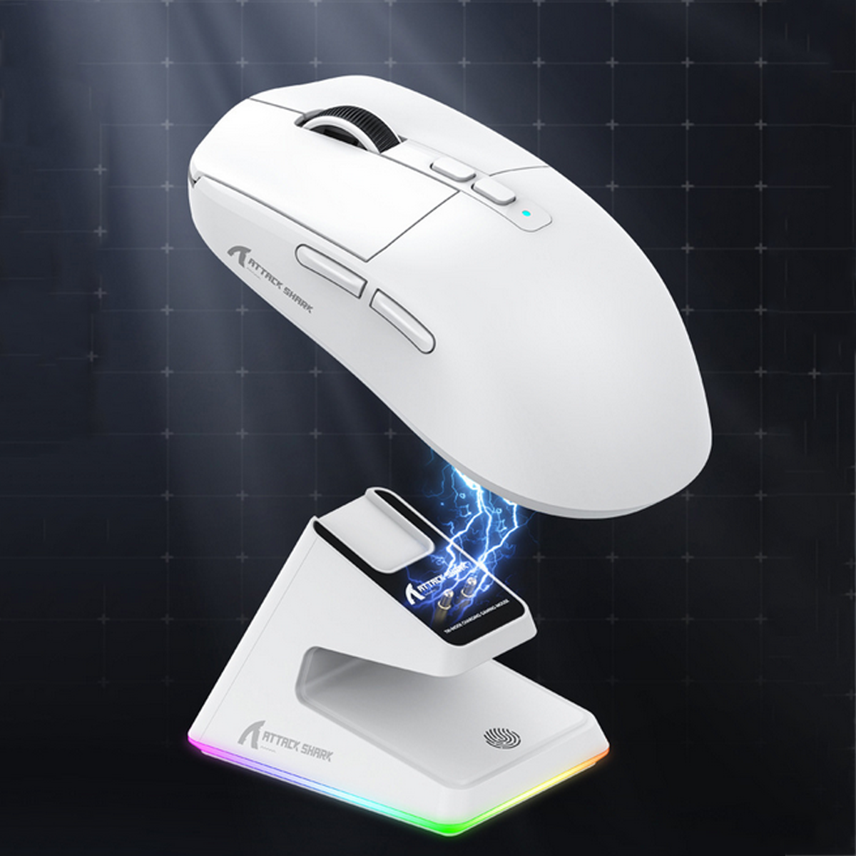 Weiße kabellose Gaming-Maus und Ladestation. Das Dock hat einen Lichtstreifen und das Attack Shark-Logo.