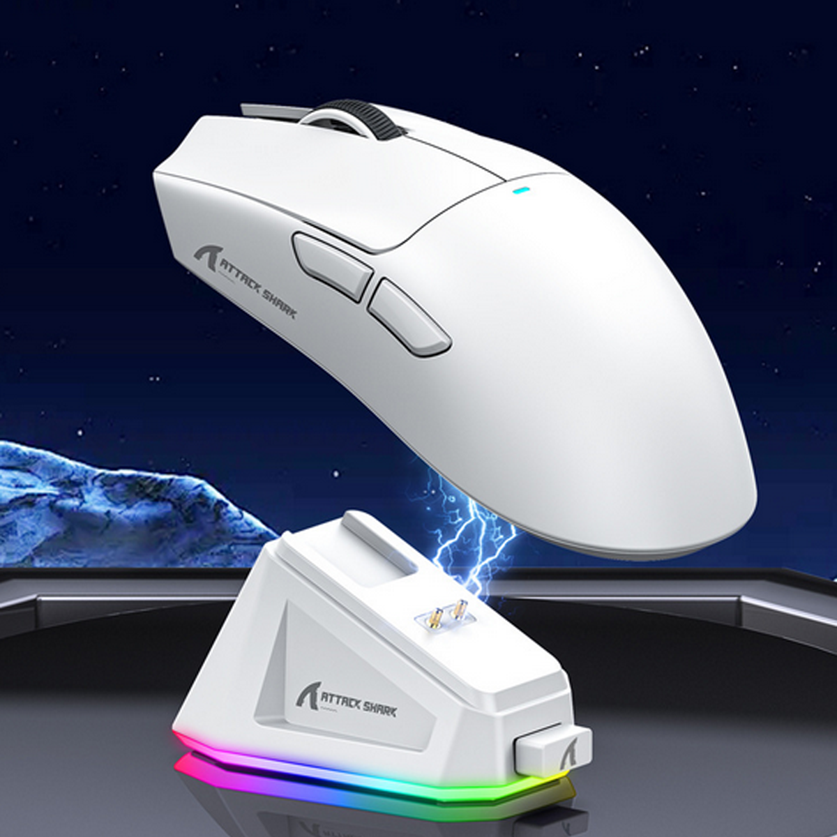 Mouse da gaming bianco sospeso sopra base di ricarica, con effetto fulmine blu. Sfondo scuro stellato.