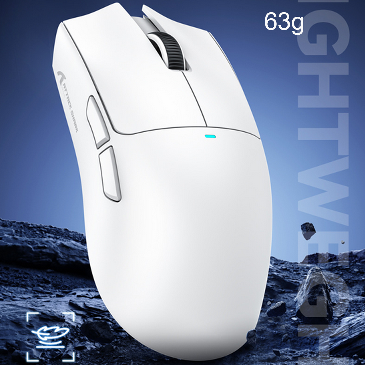 Mouse wireless bianco con due pulsanti laterali e rotella di scorrimento su sfondo blu.