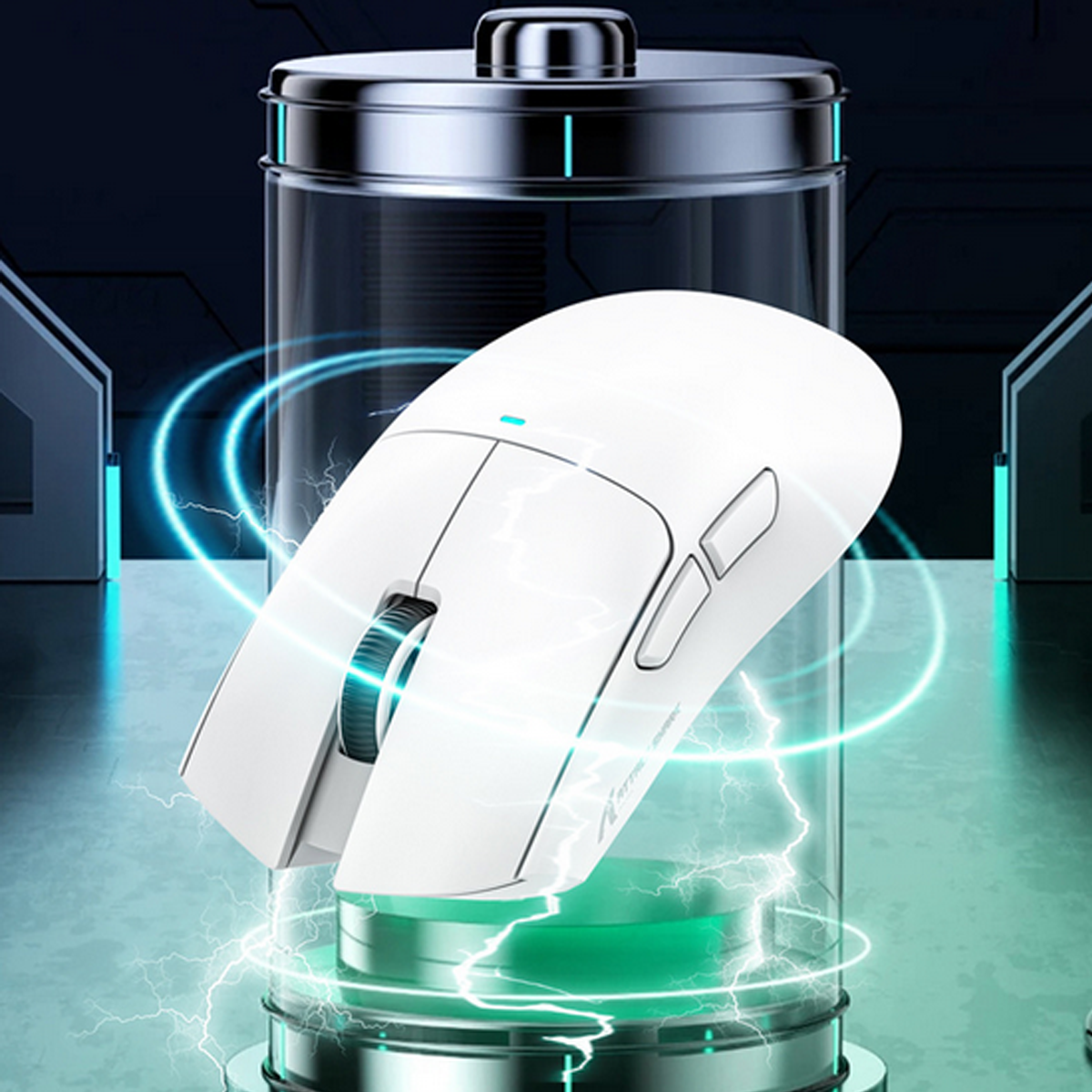 Un mouse wireless bianco è mostrato sopra una batteria con una luce blu, che suggerisce la ricarica.