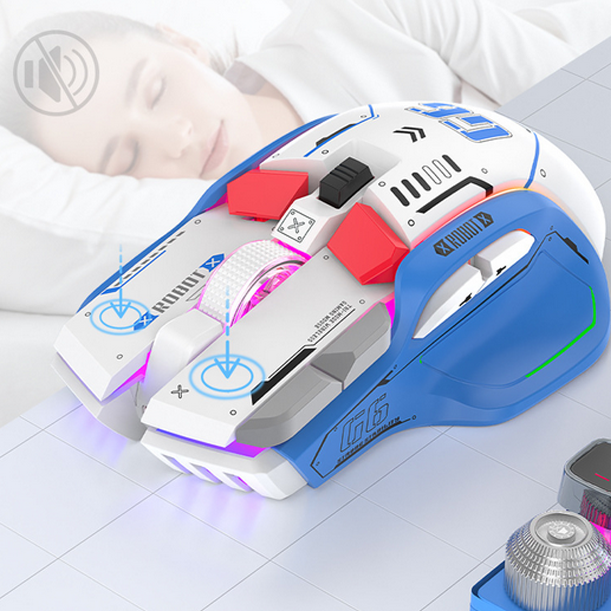 Un mouse da gioco blu e bianco con pulsanti rossi e una persona che dorme sullo sfondo.