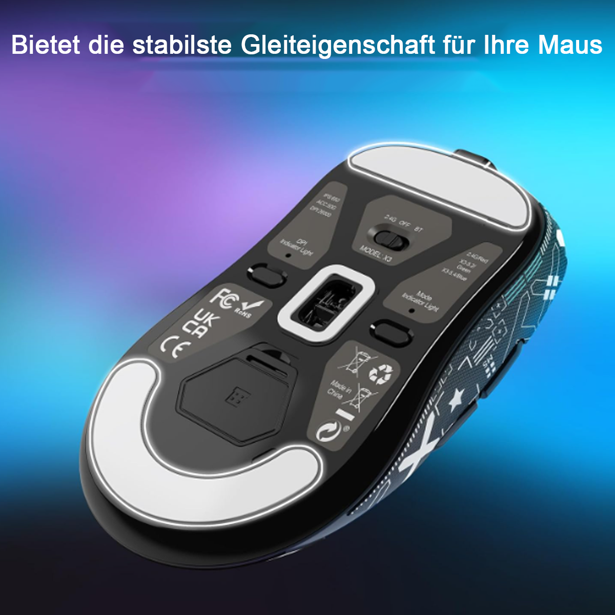 Unterseite einer schwarzen Maus. Zeigt weiße Pads, Knöpfe und Etiketten. Blauer und violetter Farbverlauf-Hintergrund.
