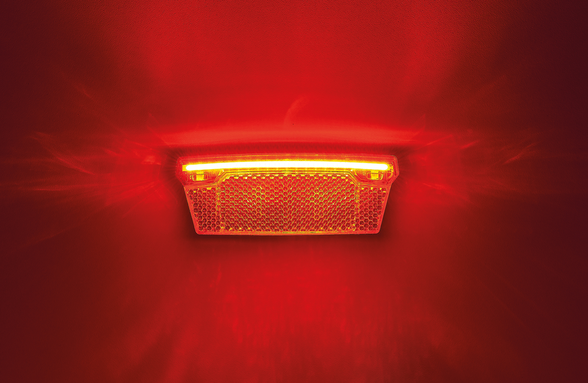 Rotes Rücklicht mit Wabenmuster und hellrotem Glühen.