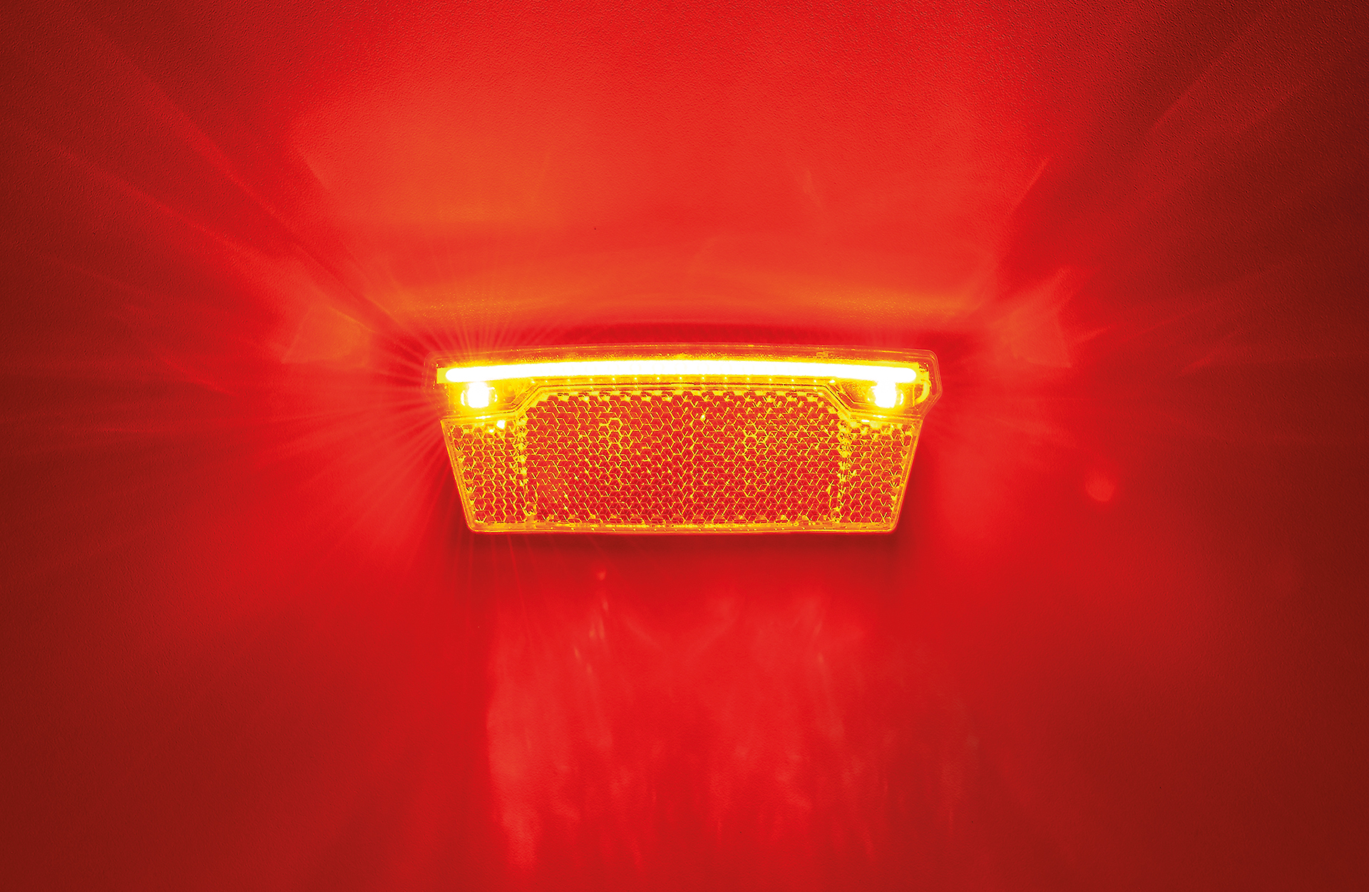 Rote LED-Leuchte. Sie hat eine längliche Form und ist auf einer roten Oberfläche montiert.