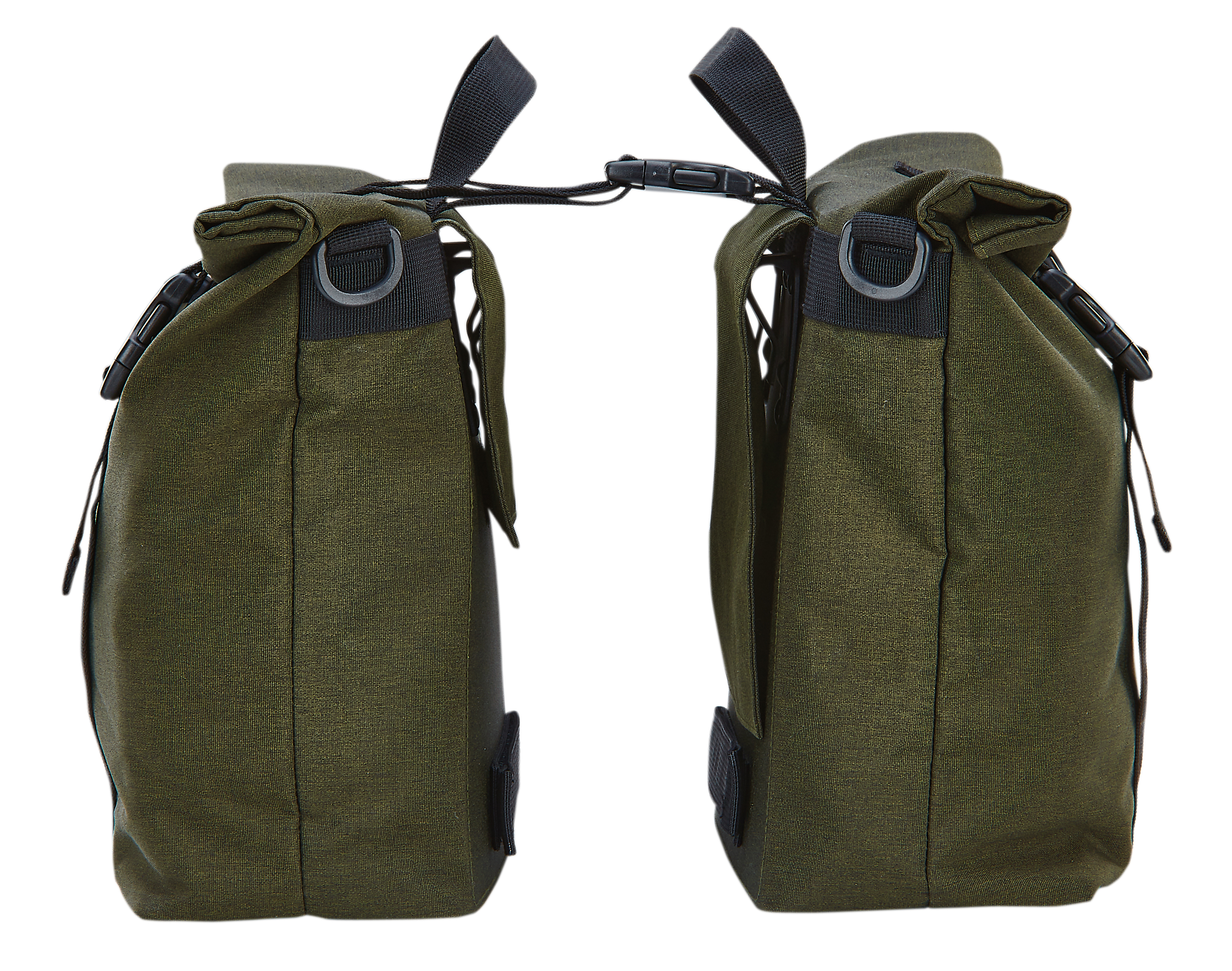 Zwei olivgrüne Fahrradpacktaschen mit schwarzen Riemen und Schnallen, vor weißem Hintergrund.