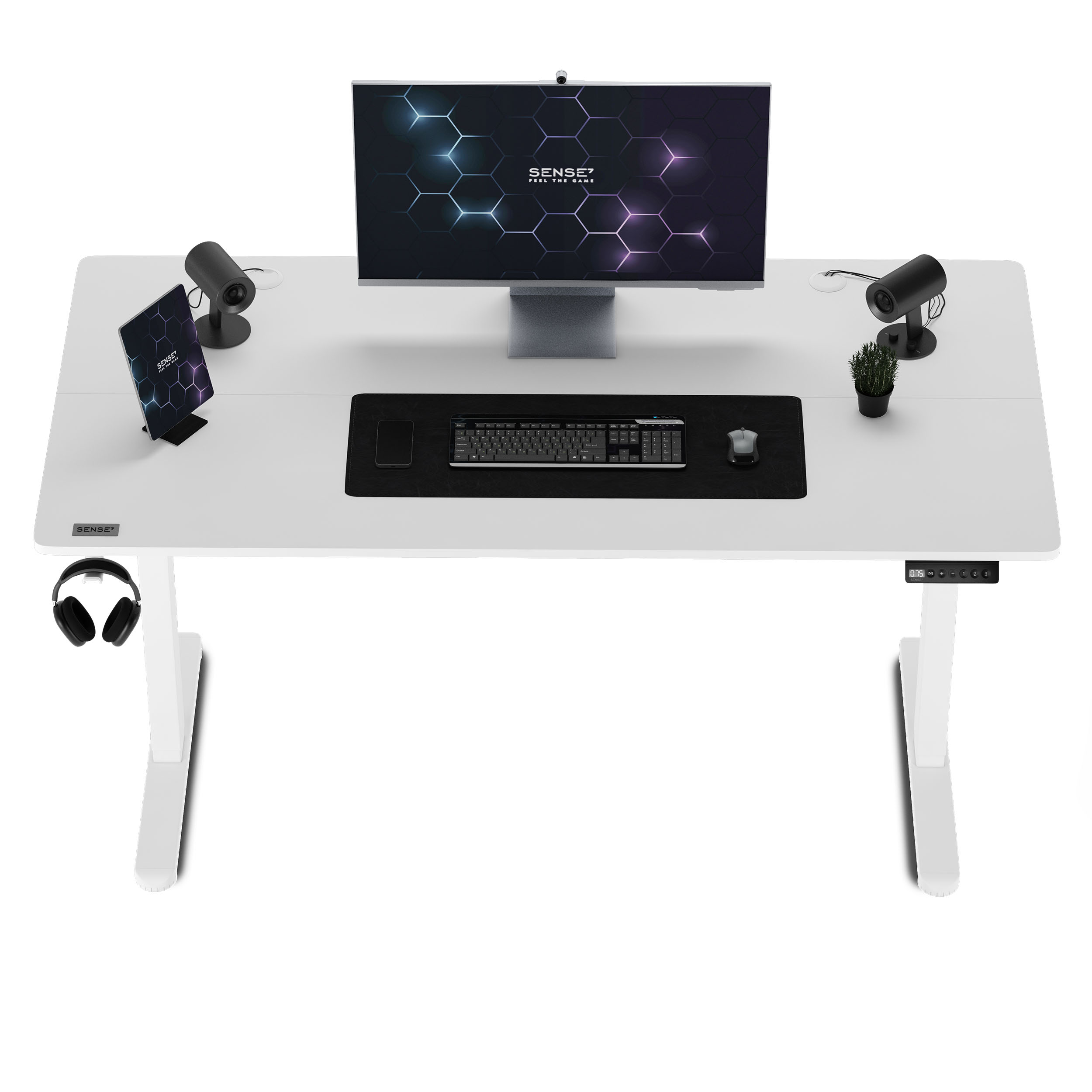 Escritorio blanco con monitor, altavoces, tableta y accesorios. Teclado y ratón sobre una alfombrilla negra.