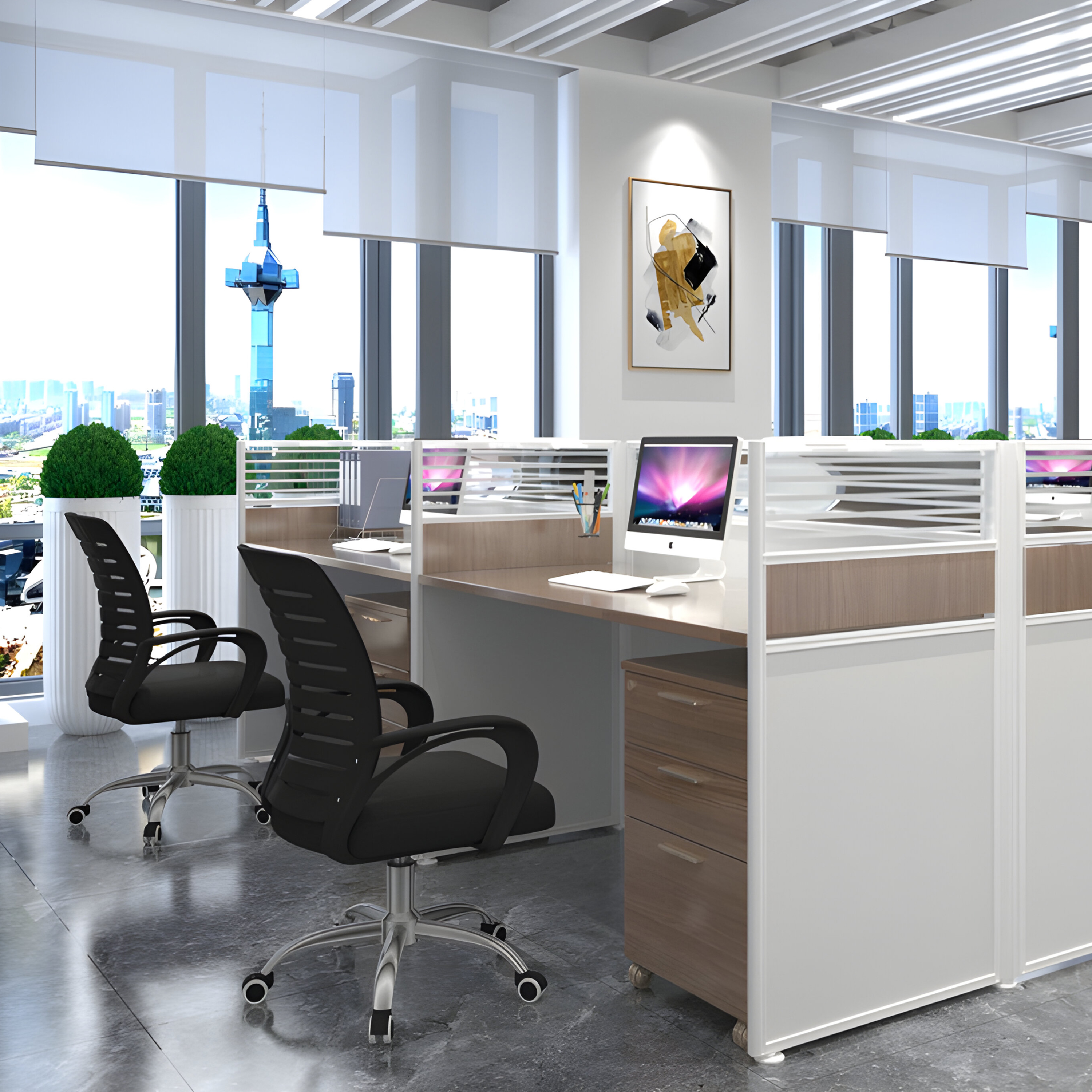 Büro-Kabinen mit Computern, Stühlen und Stadtlandschaft im Hintergrund.