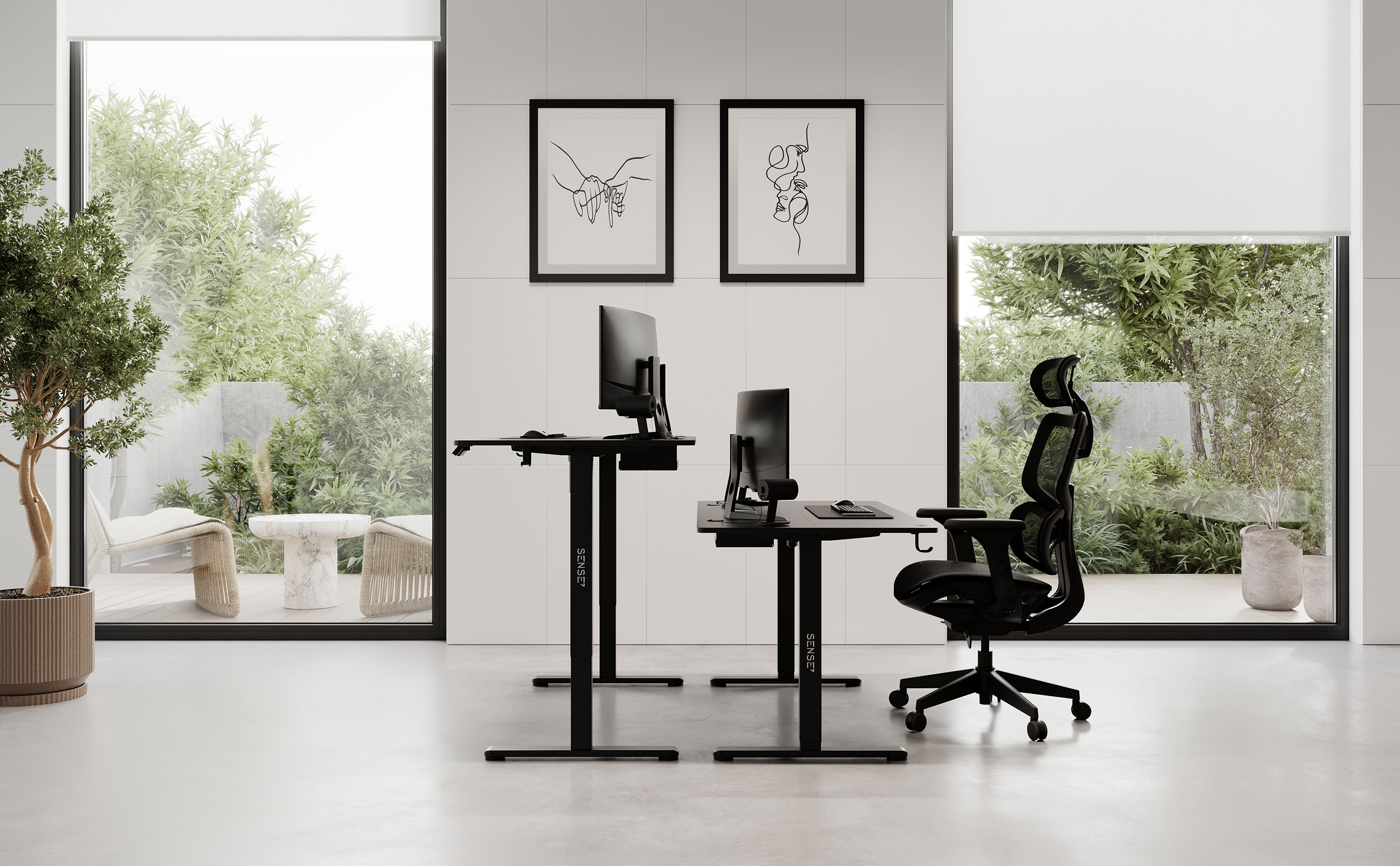 Modernes Büro mit zwei schwarzen Schreibtischen, Monitoren und einem Stuhl, mit Gartenblick.