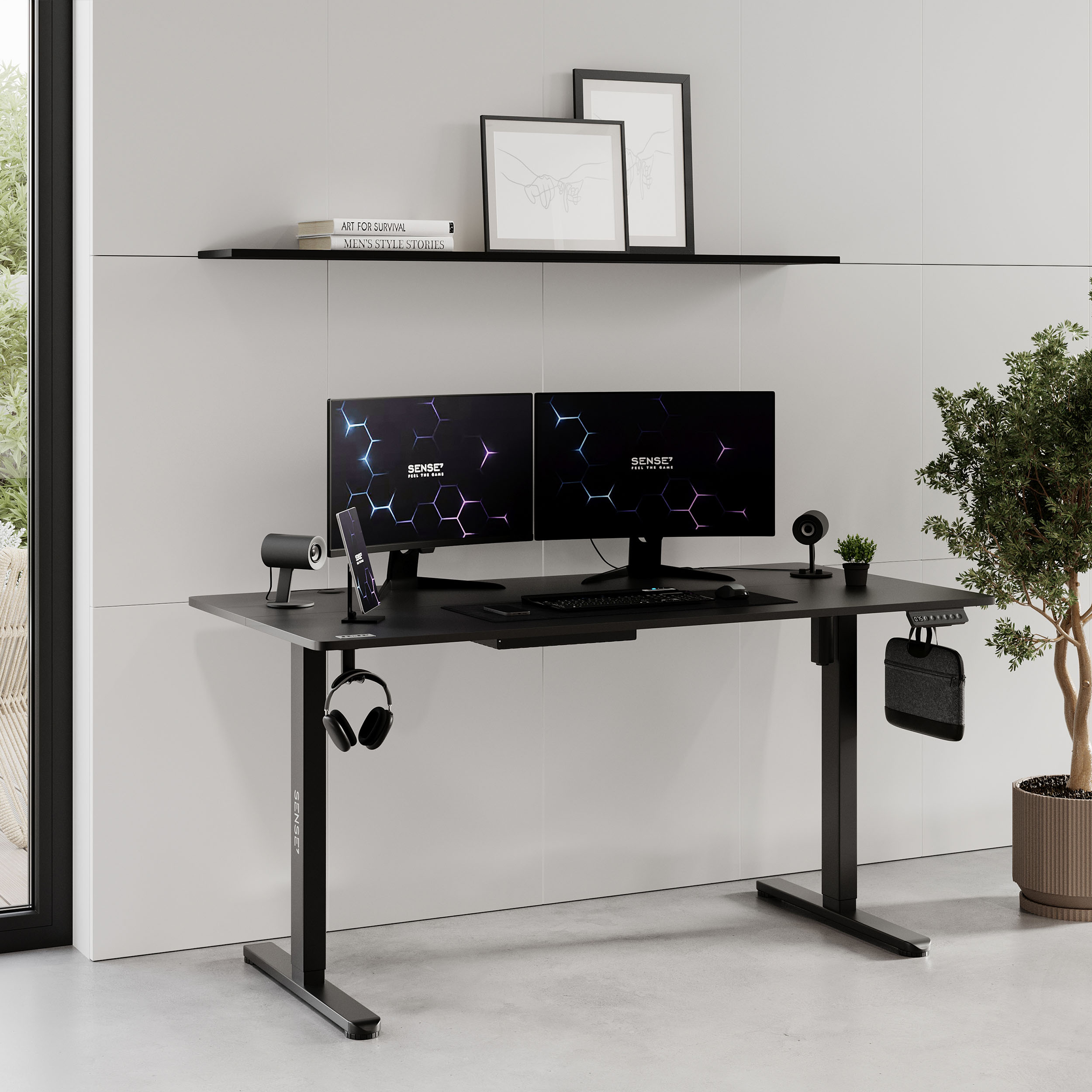 Schwarzer Schreibtisch mit Monitoren, Kopfhörern und Zubehör.