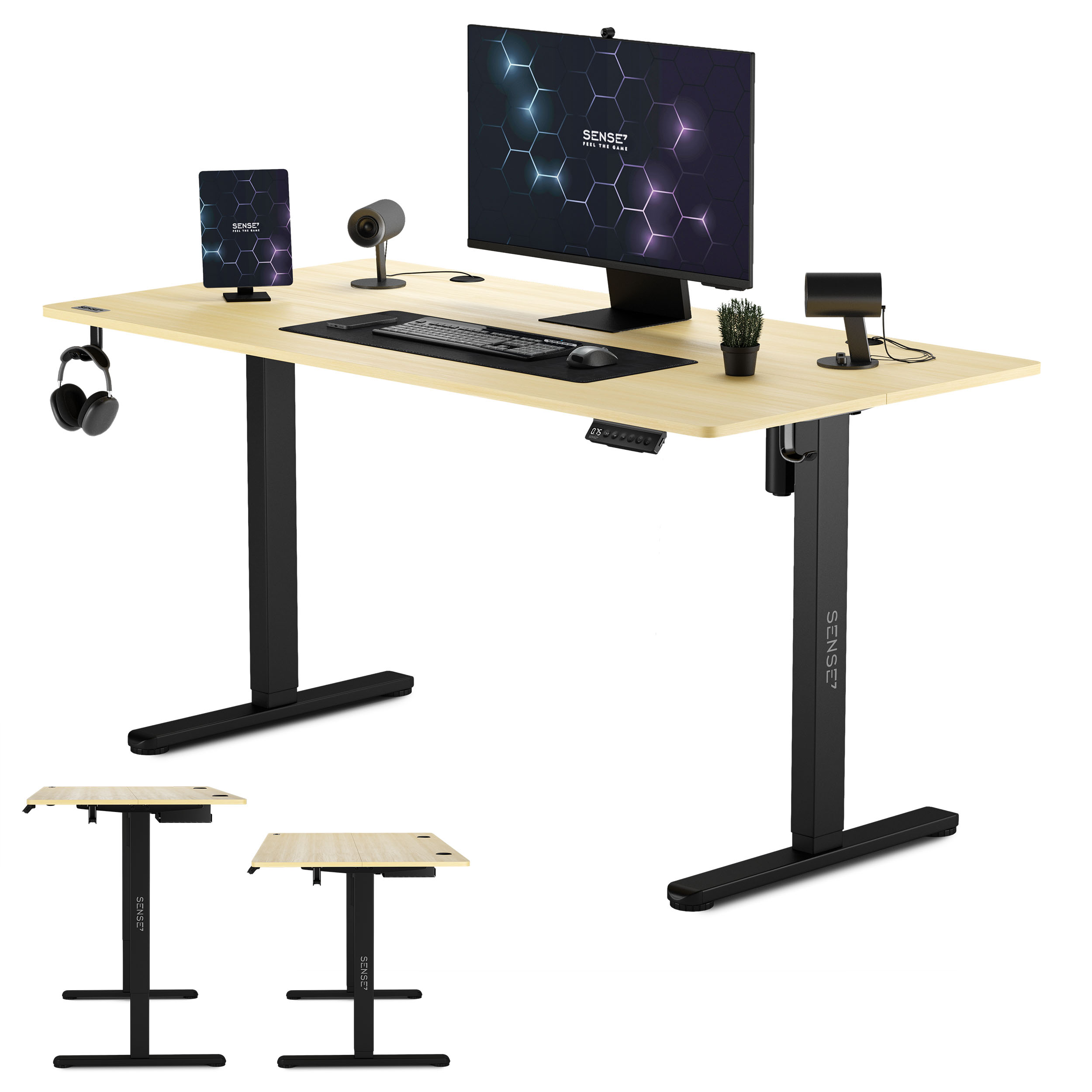 Statafel met monitor, tablet, koptelefoon en accessoires. Licht houten oppervlak en zwarte poten.